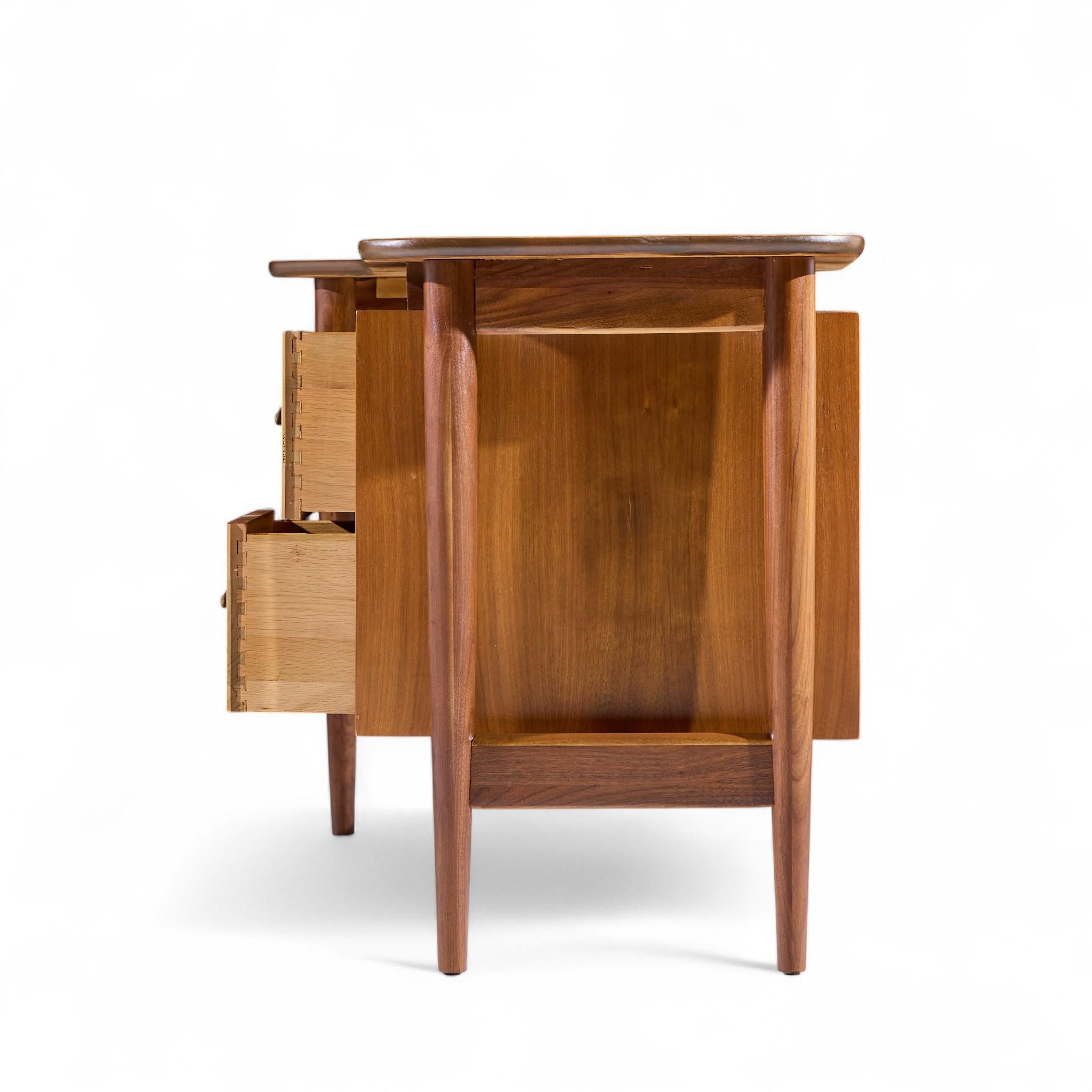 Merton Gershun for American of Martinsville Mid Century Walnut Curved Top Desk In condizioni buone in vendita a Franklin Park, IL