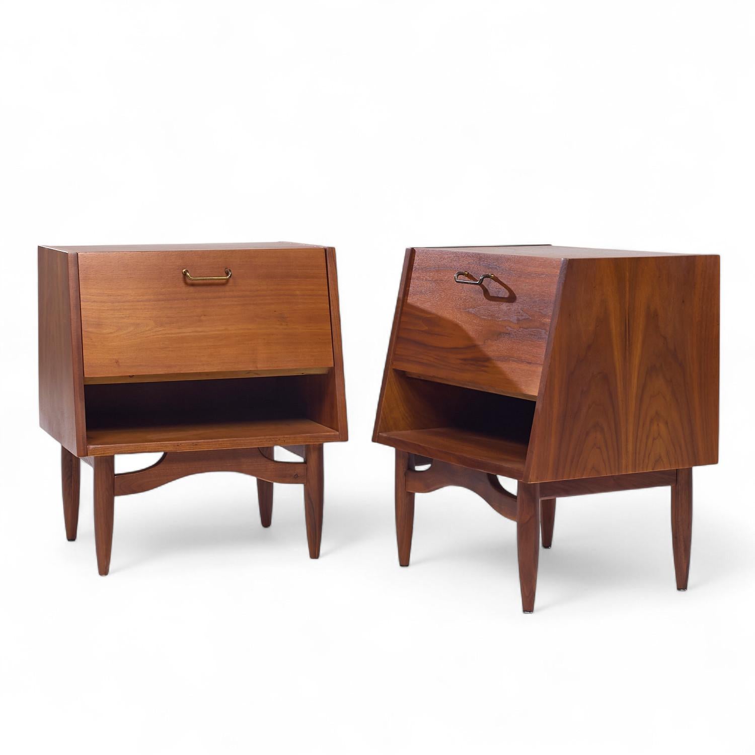 Mid-Century moderno Merton Gershun per American of Martinsville Comodini in noce e ottone - Coppia in vendita
