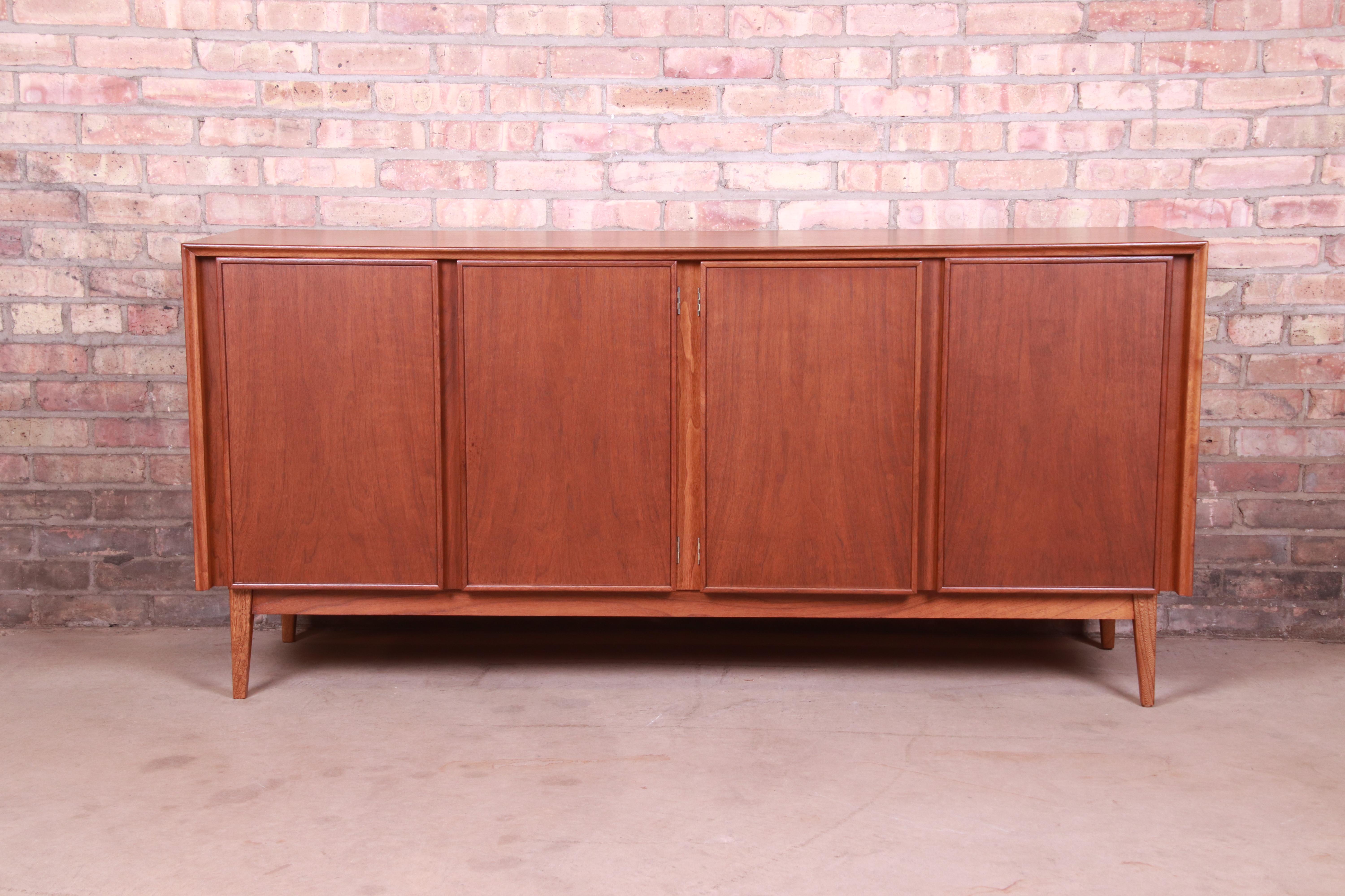 An exceptional Mid-Century Modern walnut sideboard, credenza, or bar cabinet

By Merton Gershun for American of Martinsville

USA, 1960s

Measures: 64