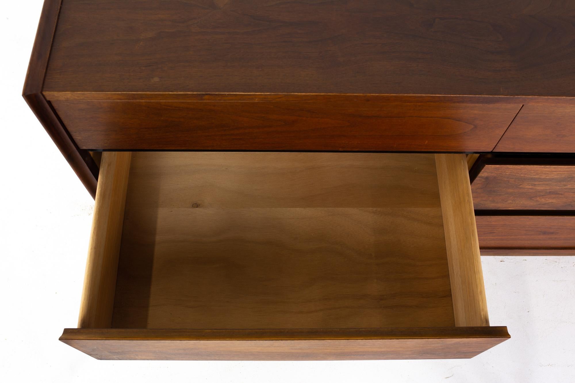 Late 20th Century Merton Gershun for Dillingham Esprit Mid Century Walnut 9 Drawer Lowboy Dresser