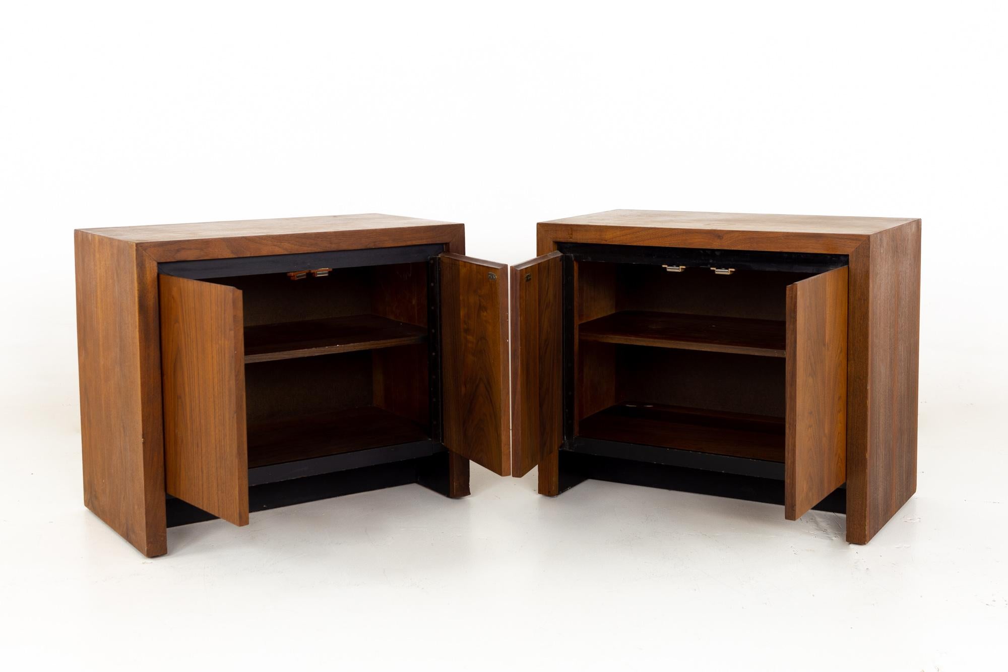 Merton Gershun Dillingham MCM Bookmatched Cabinet End Table Nightstands Pair In Good Condition In Countryside, IL