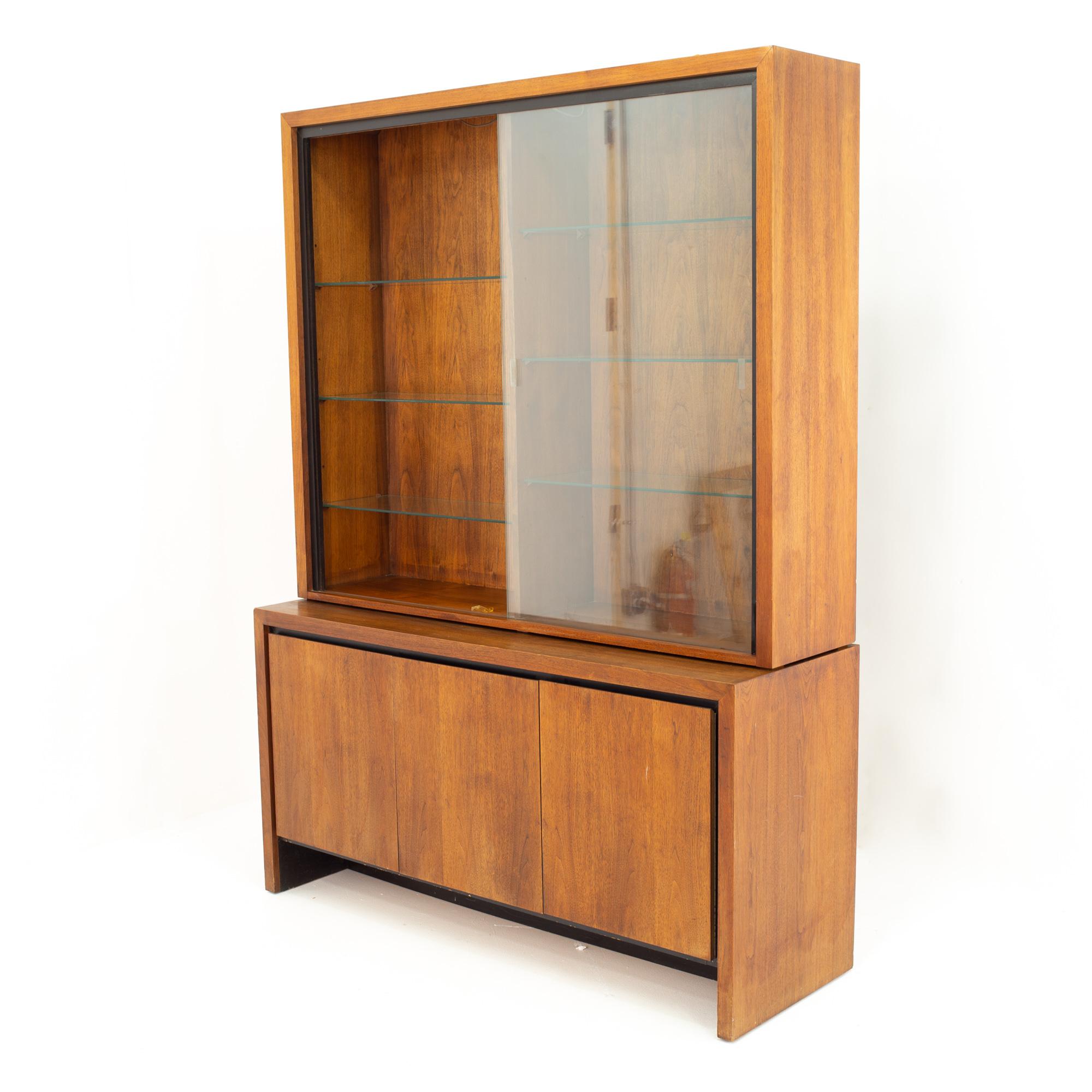 Merton Gershun for Dillingham Mid Century Bookmatched Walnut China Cabinet In Good Condition In Franklin Park, IL