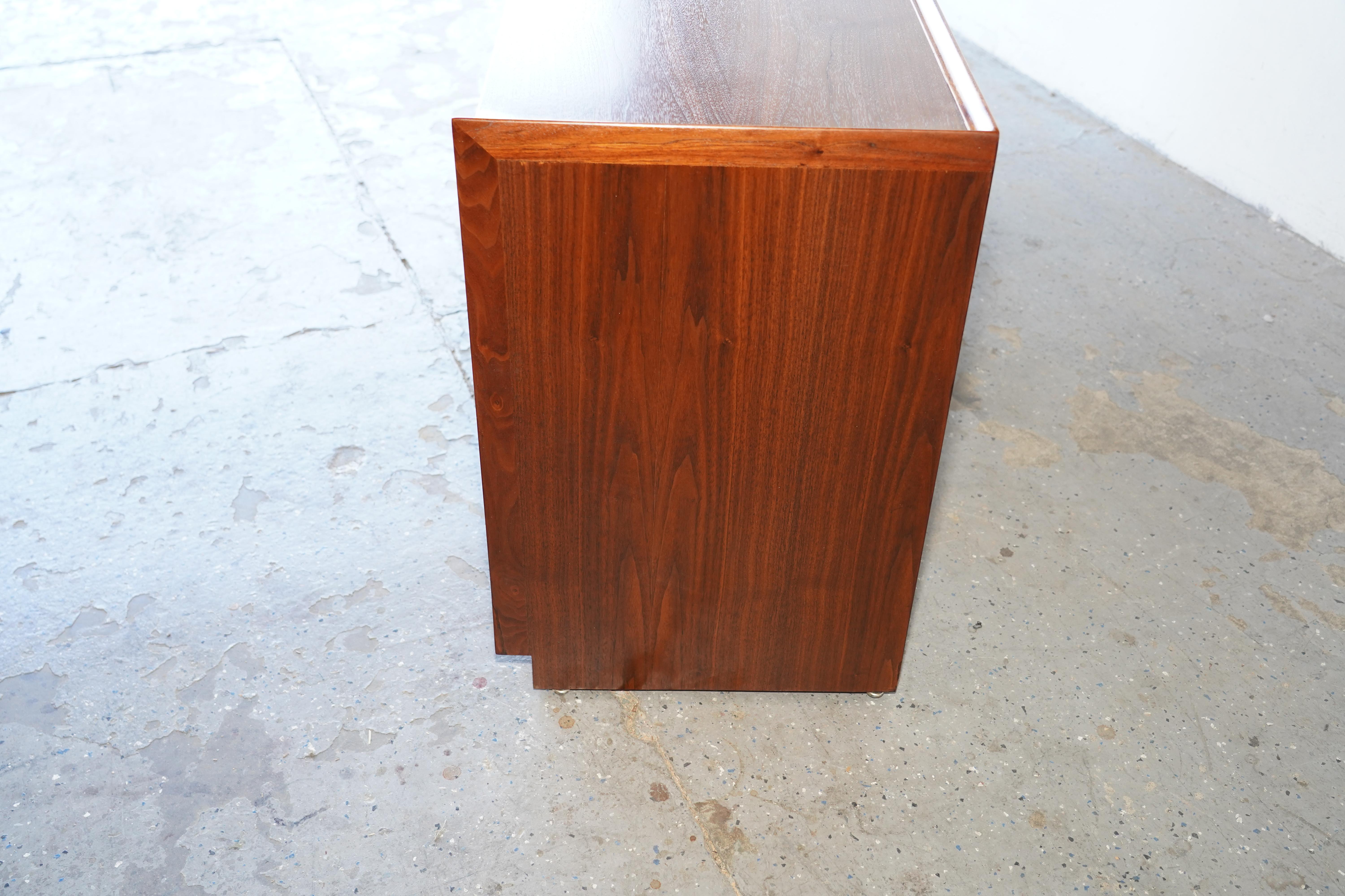 Merton Gershun for Dillingham Mid-Century Modern Esprit Walnut Dresser Cabinet For Sale 5