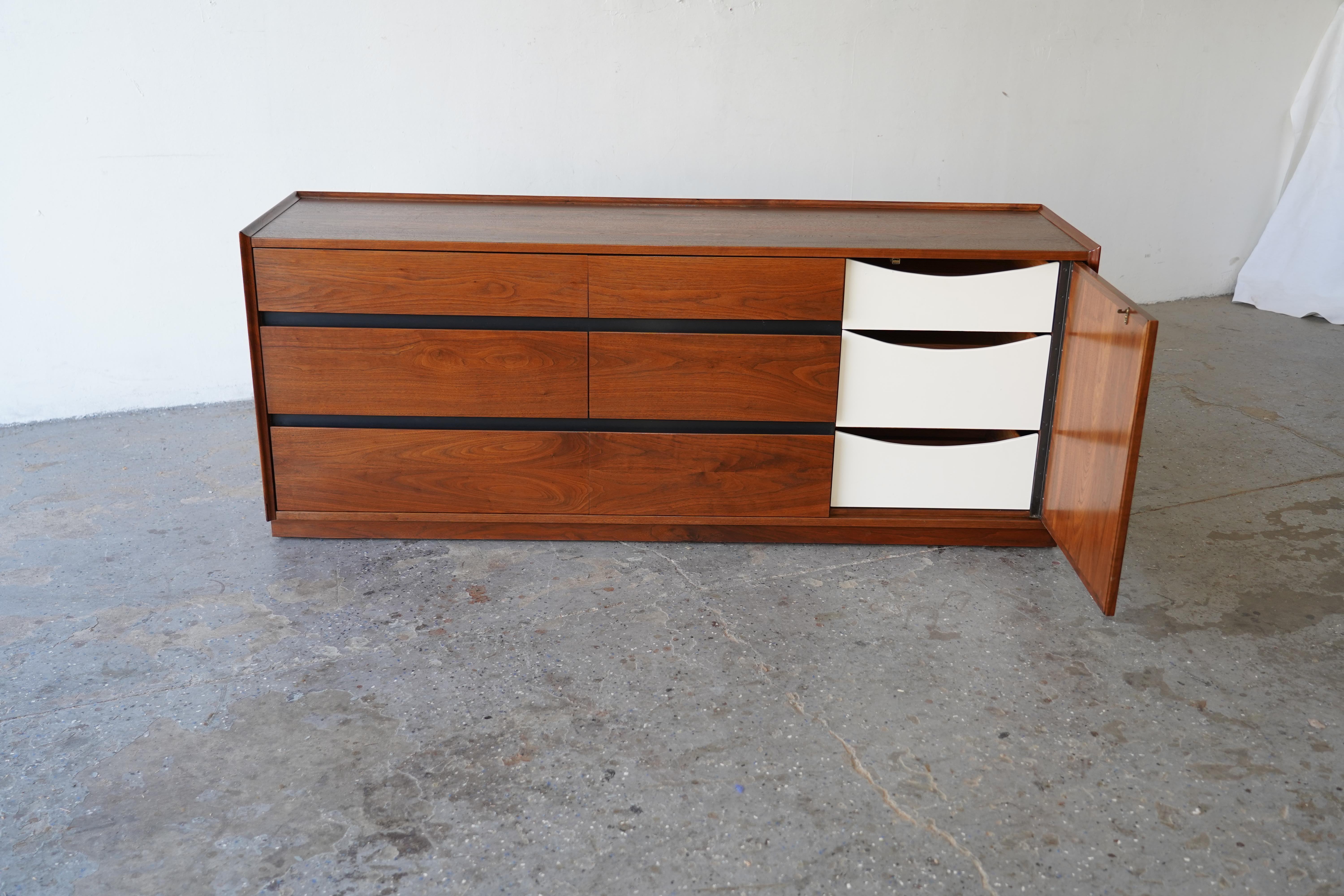 Merton Gershun for Dillingham Mid-Century Modern Esprit Walnut Dresser

This stunning Dillingham Esprit  dresser designed by the renowned Merton Gershun, is a quintessential piece of mid-century modern furniture.

Features:
6 spacious external
