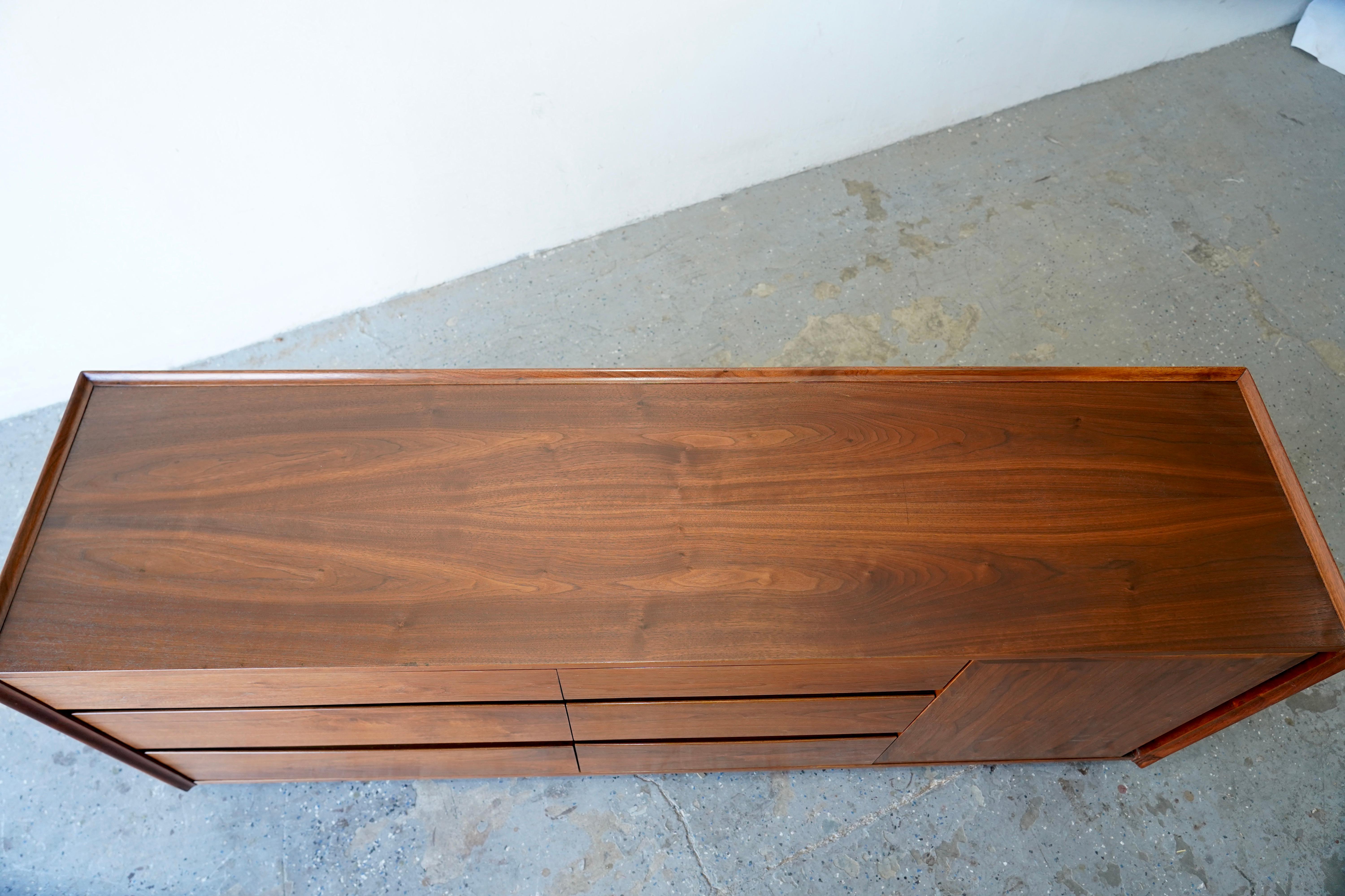 Merton Gershun for Dillingham Mid-Century Modern Esprit Walnut Dresser Cabinet In Good Condition For Sale In Las Vegas, NV