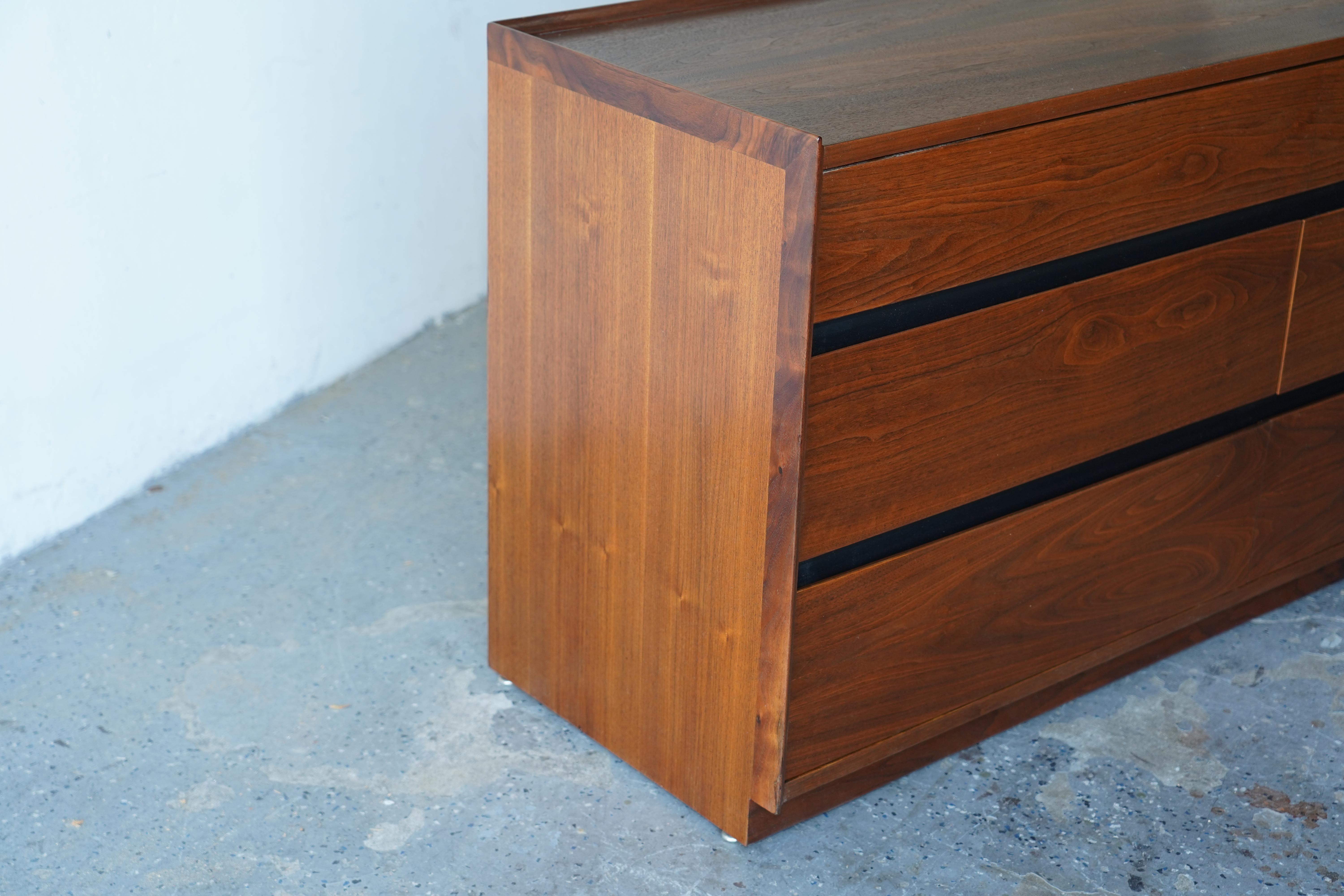 Merton Gershun for Dillingham Mid-Century Modern Esprit Walnut Dresser Cabinet For Sale 4