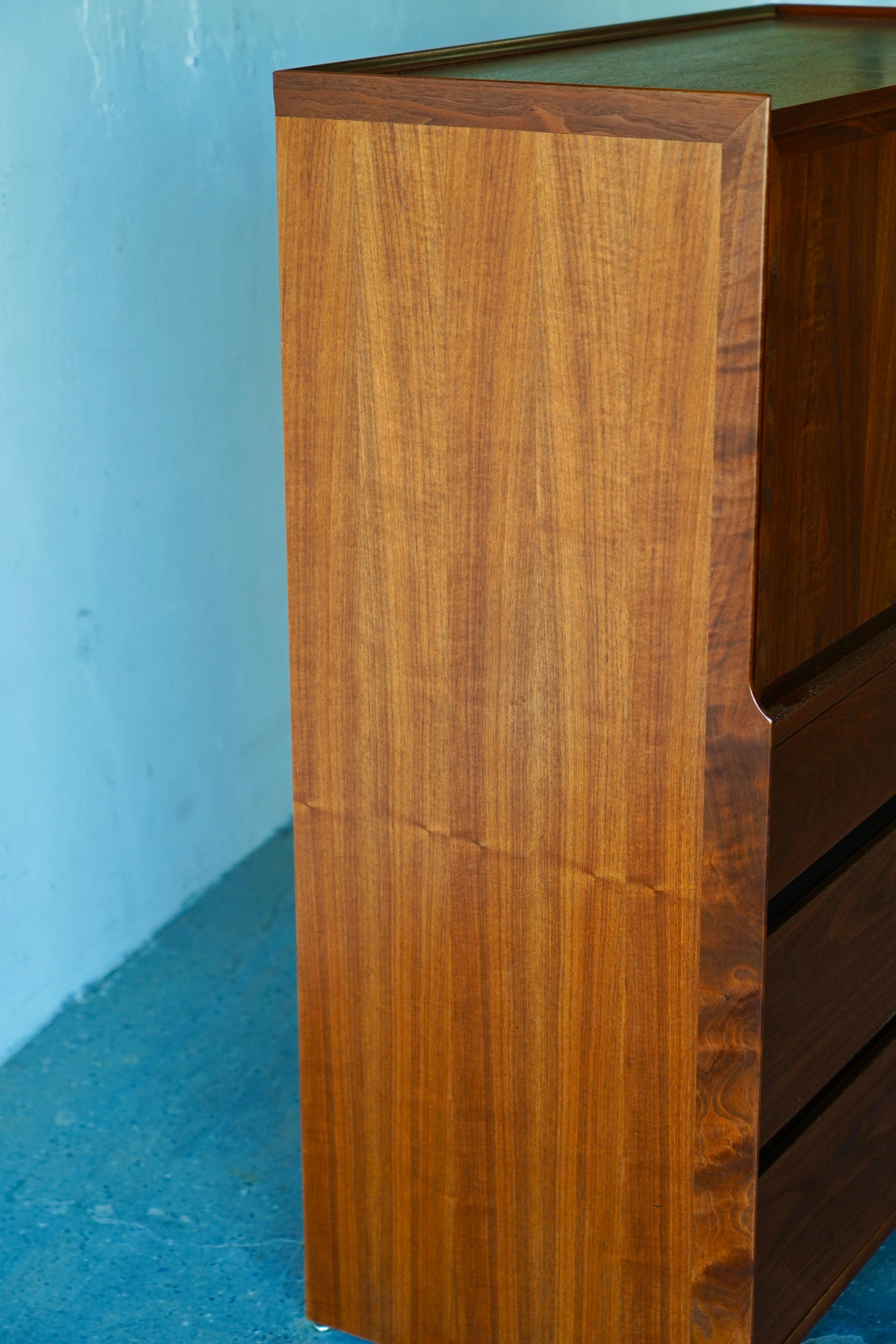 Merton Gershun für Dillingham Mid-Century Modern Esprit Nussbaum Gentleman's Chest im Angebot 3