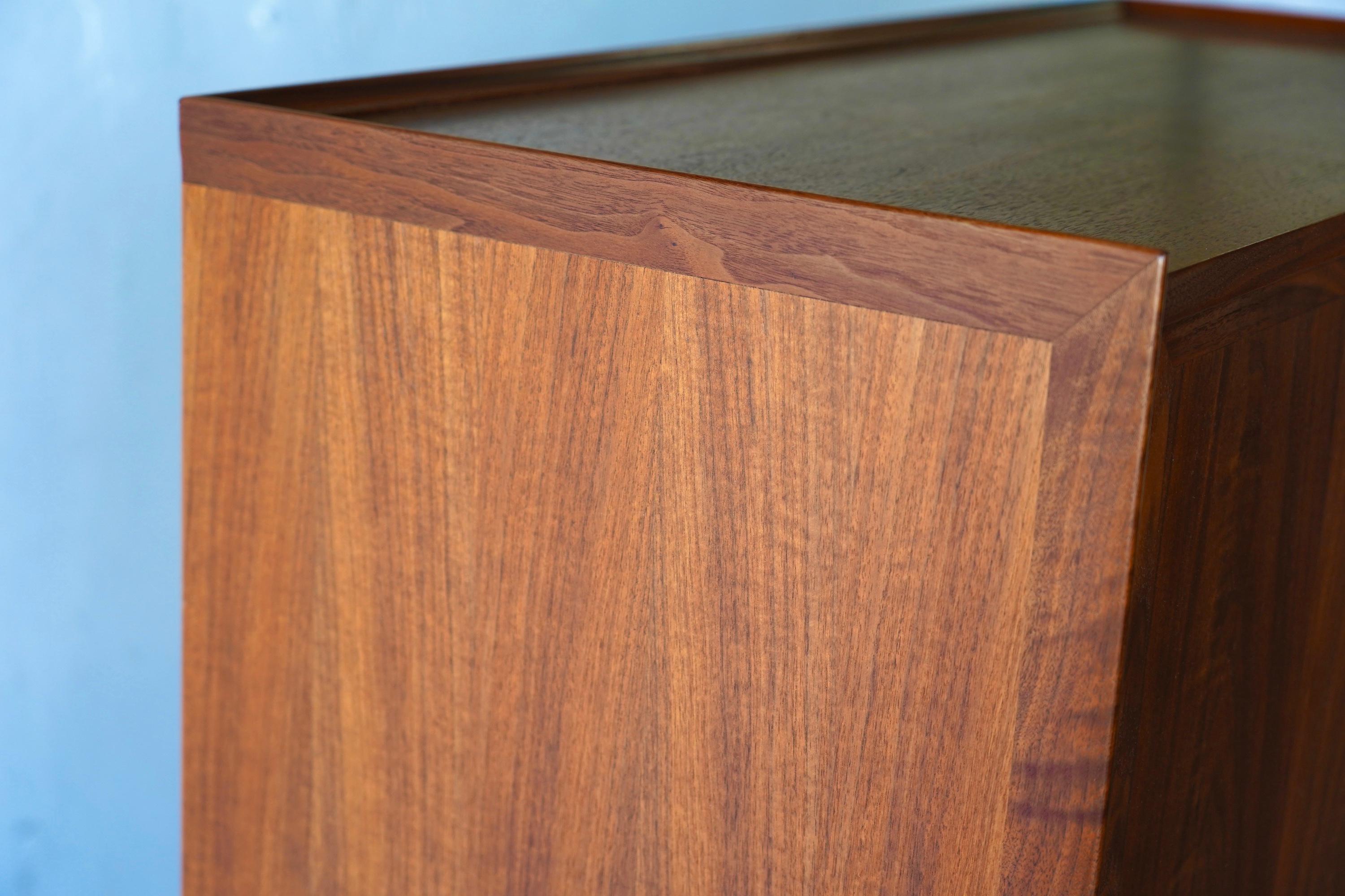 Merton Gershun für Dillingham Mid-Century Modern Esprit Nussbaum Gentleman's Chest im Angebot 4