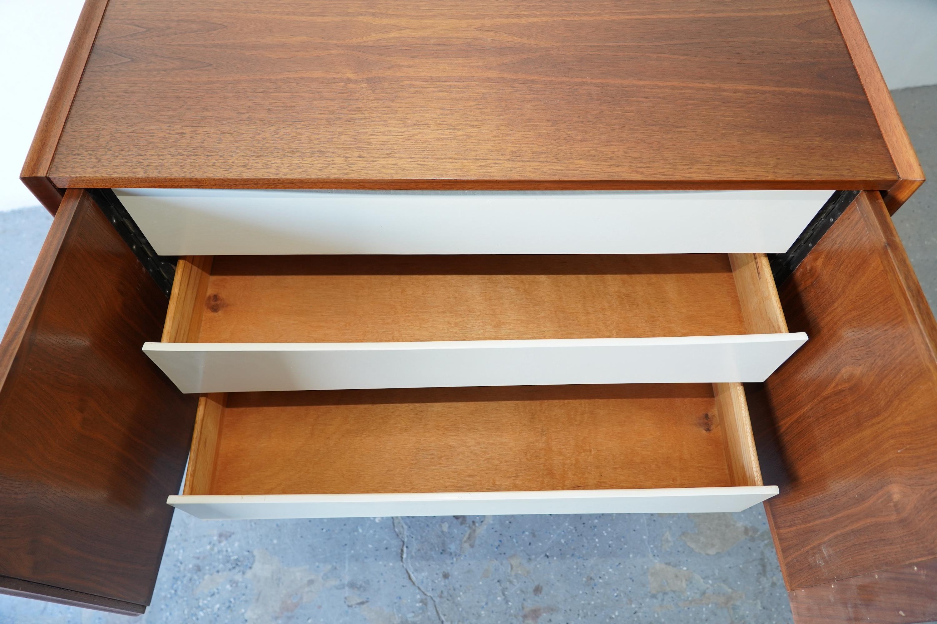Merton Gershun für Dillingham Mid-Century Modern Esprit Nussbaum Gentleman's Chest im Angebot 5
