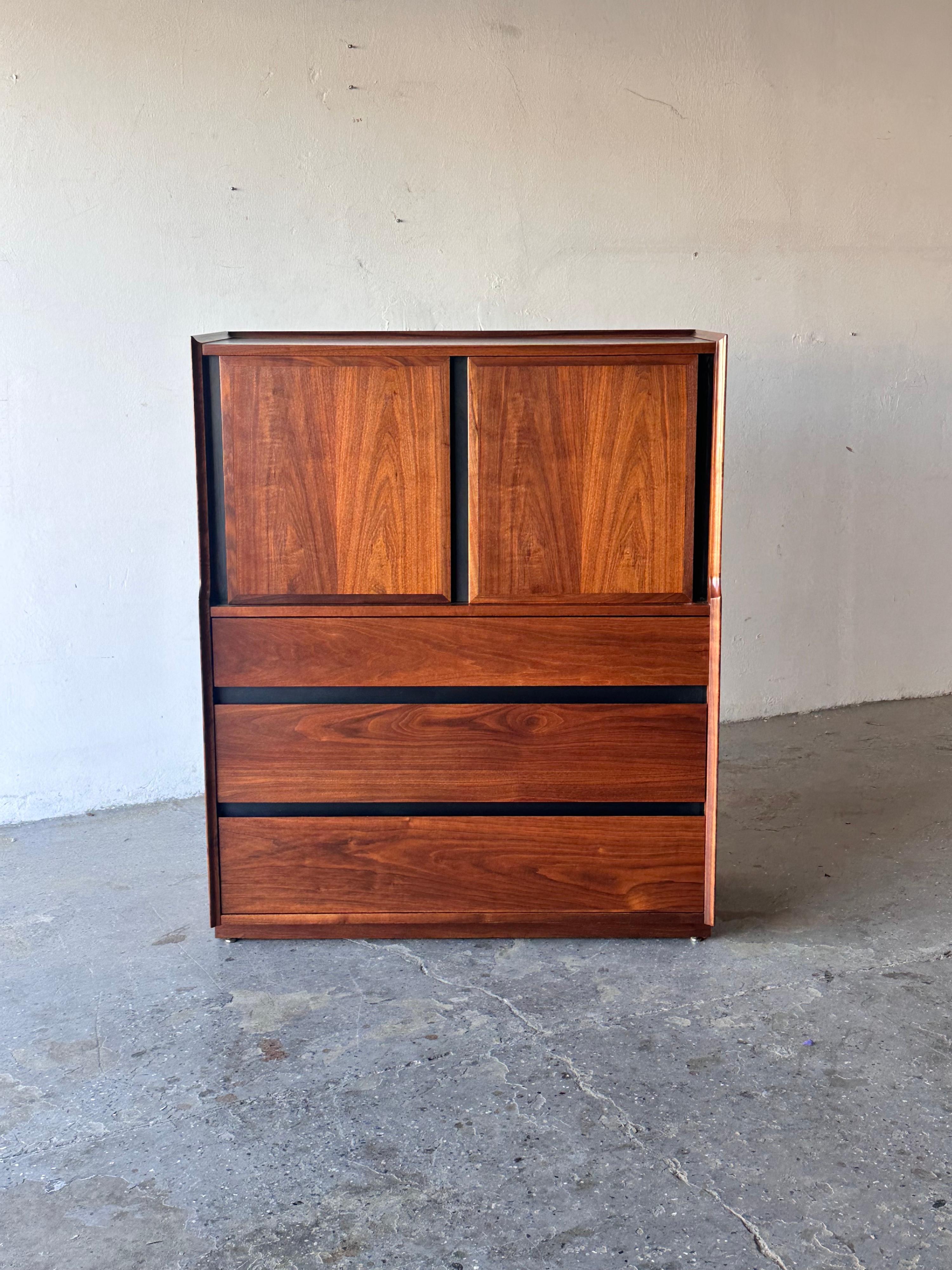 Merton Gershun für Dillingham Mid-Century Modern Esprit Nussbaum Herrenkommode Kommode

Diese atemberaubende Dillingham Esprit Gentleman's Chest, entworfen von dem renommierten Merton Gershun, ist der Inbegriff eines modernen Möbelstücks aus der