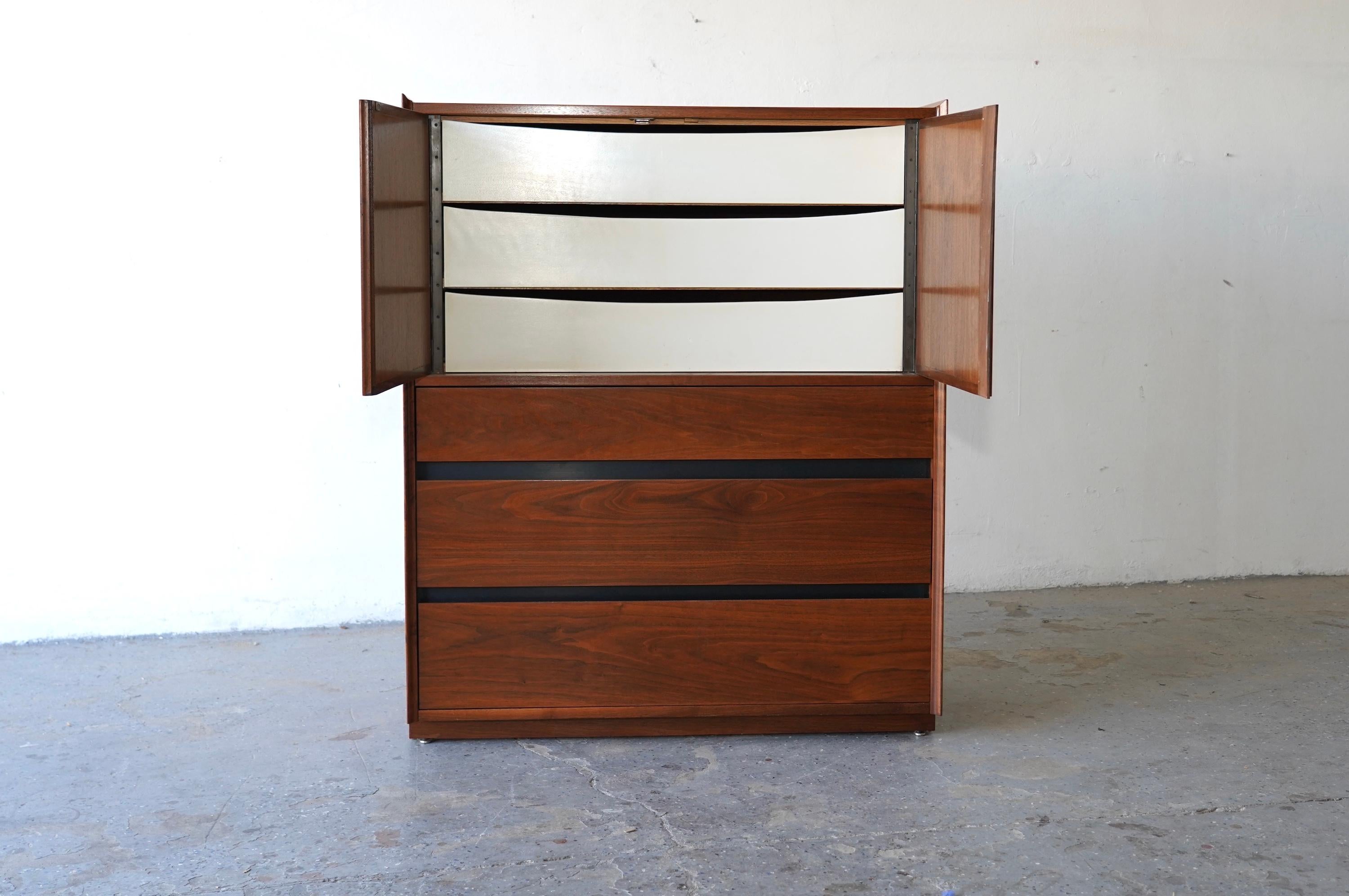 Merton Gershun für Dillingham Mid-Century Modern Esprit Nussbaum Gentleman's Chest (Moderne der Mitte des Jahrhunderts) im Angebot