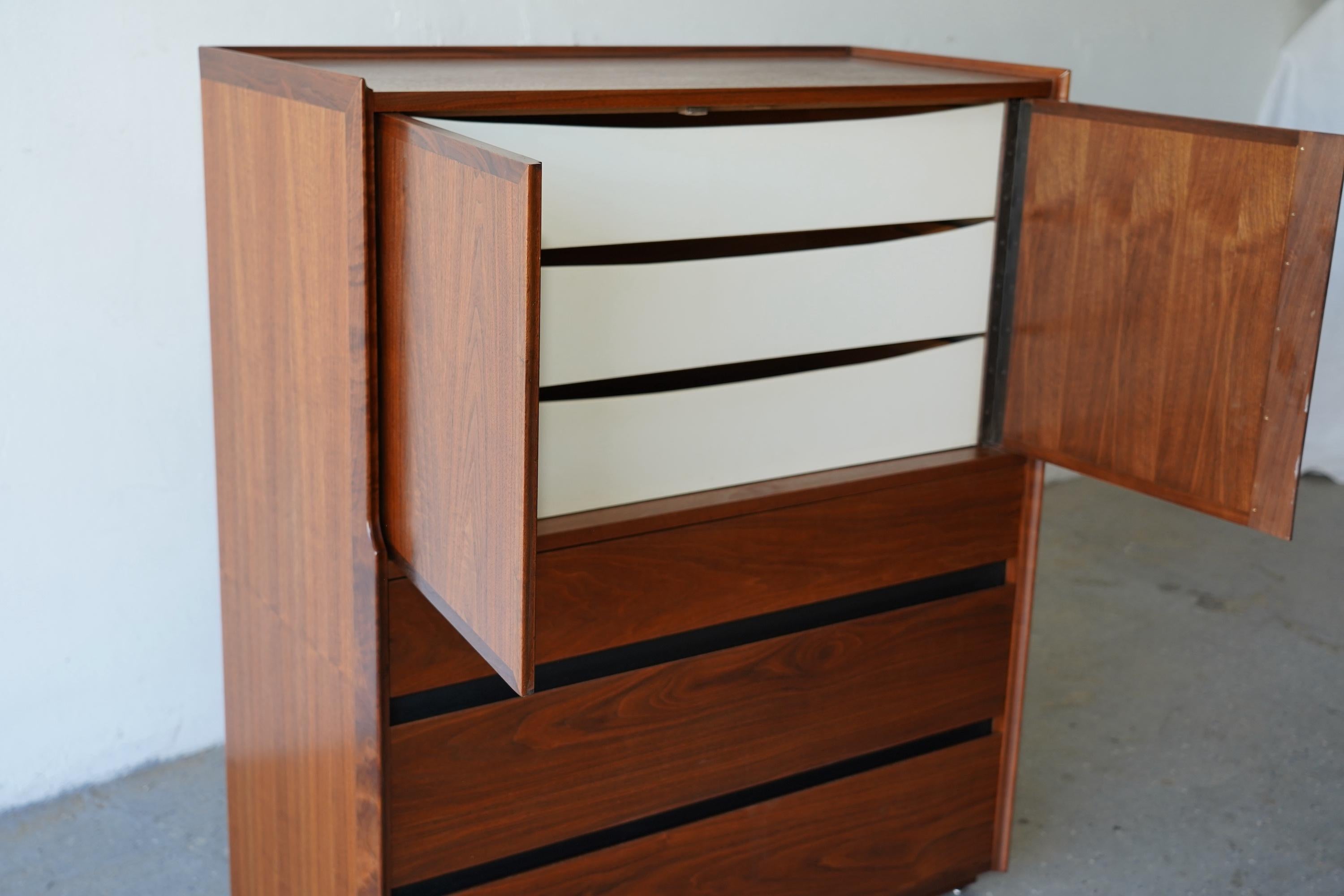 Merton Gershun für Dillingham Mid-Century Modern Esprit Nussbaum Gentleman's Chest (amerikanisch) im Angebot
