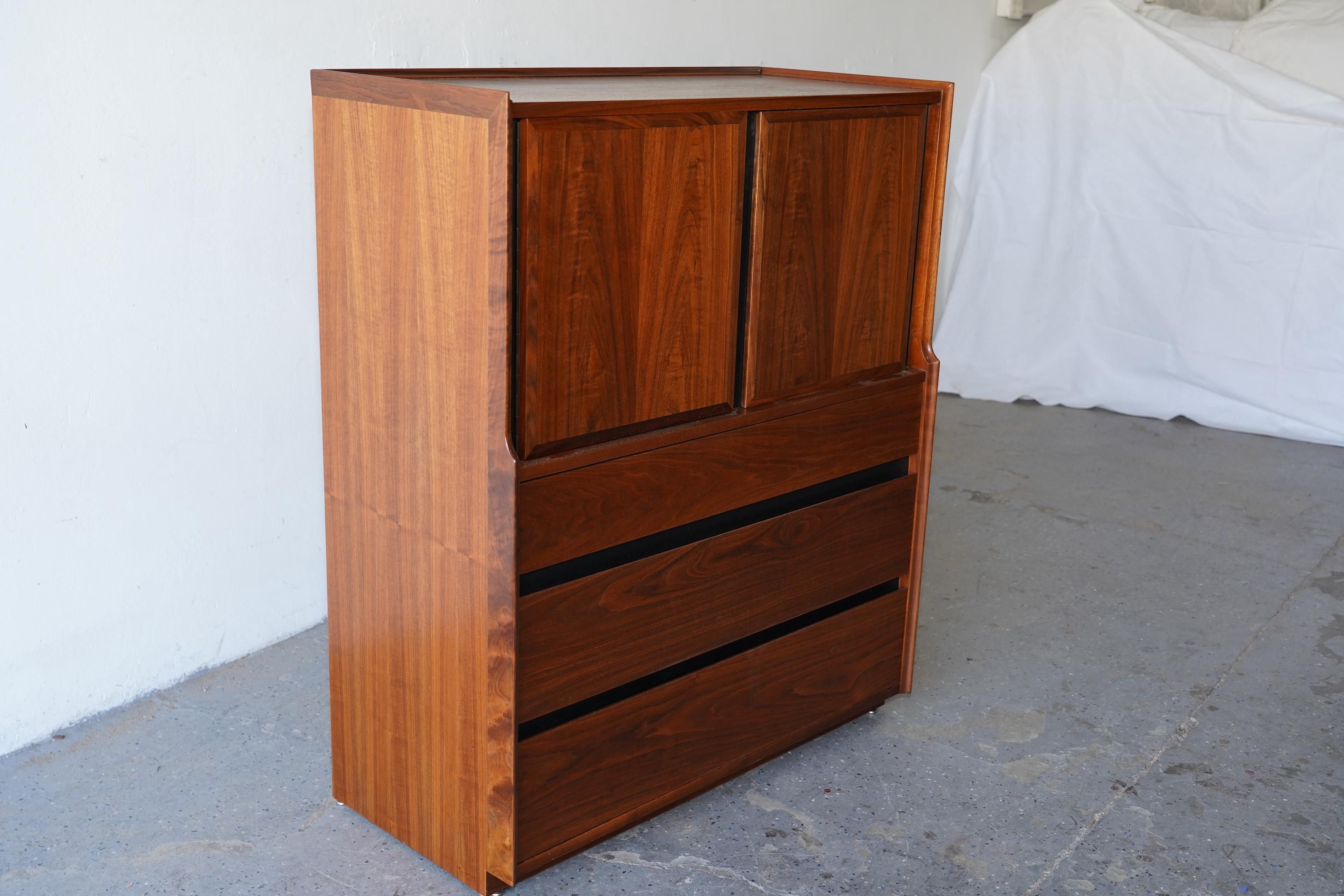 Merton Gershun für Dillingham Mid-Century Modern Esprit Nussbaum Gentleman's Chest im Zustand „Gut“ im Angebot in Las Vegas, NV