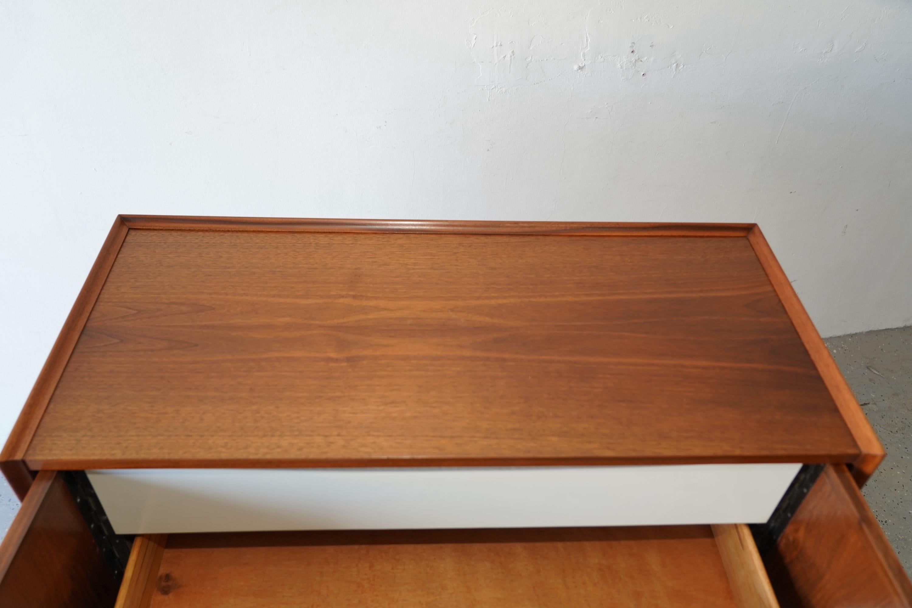 Merton Gershun für Dillingham Mid-Century Modern Esprit Nussbaum Gentleman's Chest (Mitte des 20. Jahrhunderts) im Angebot