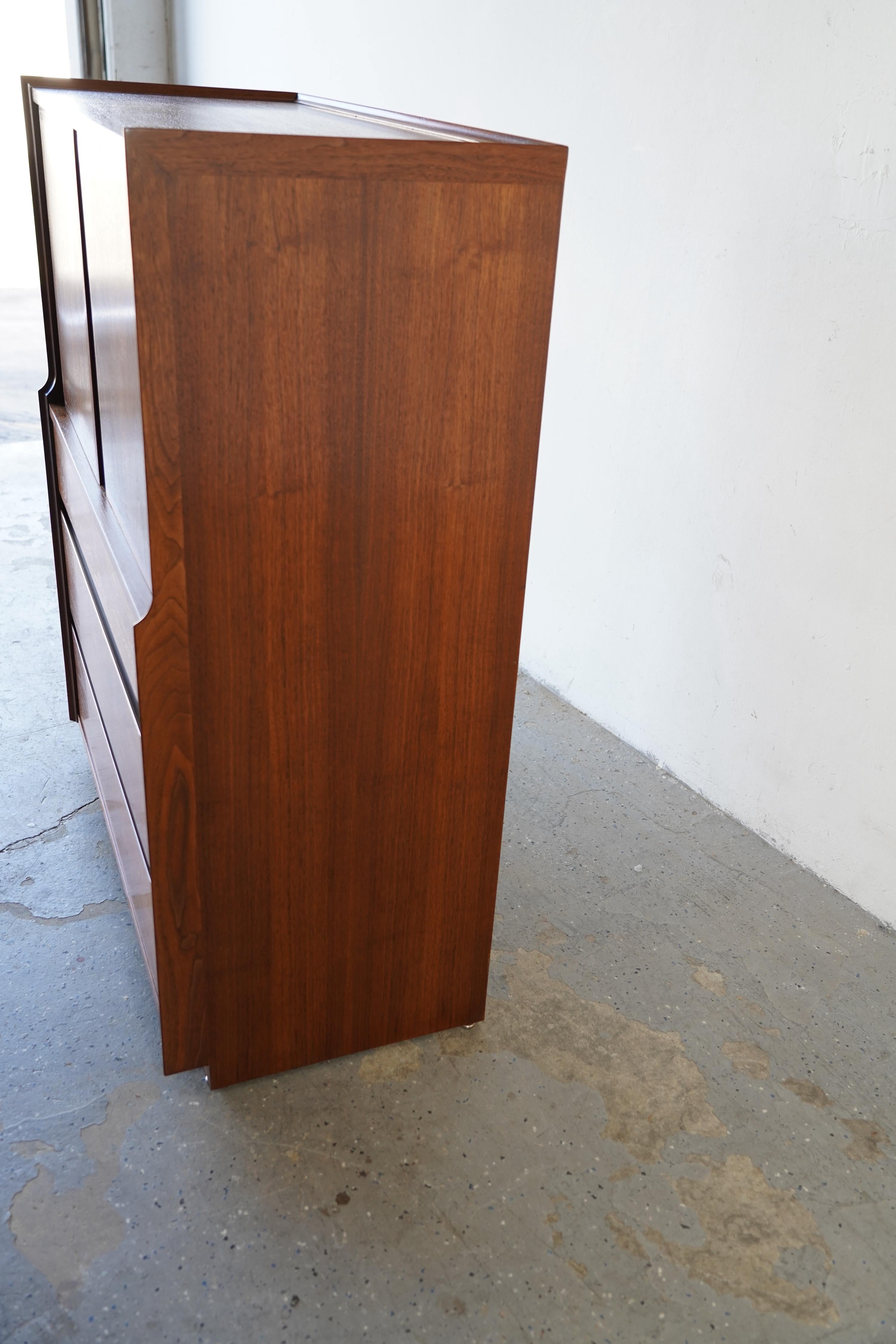 Merton Gershun für Dillingham Mid-Century Modern Esprit Nussbaum Gentleman's Chest (Walnuss) im Angebot