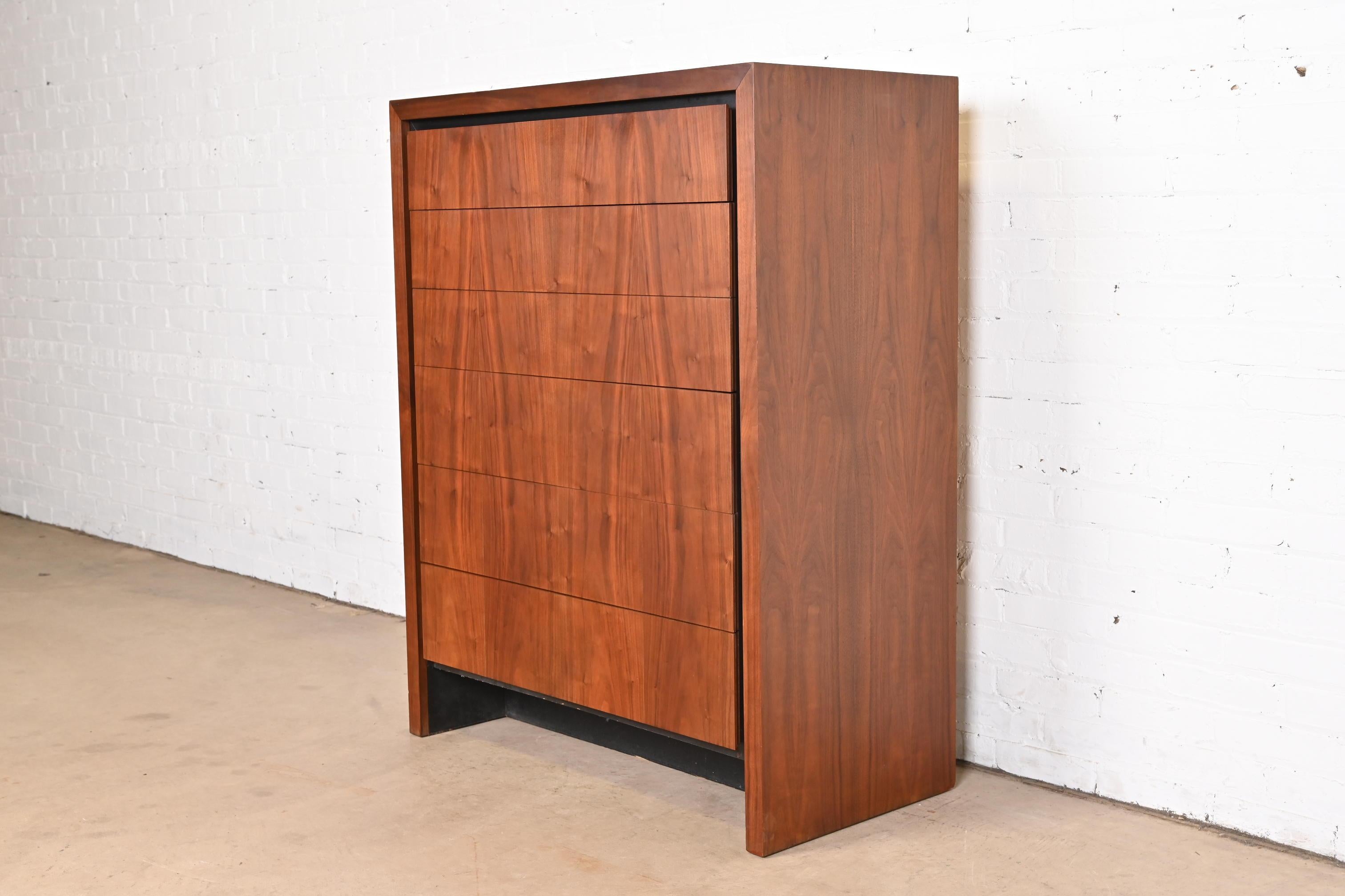 Merton Gershun for Dillingham Mid-Century Modern Walnut Highboy Dresser, 1960s In Good Condition In South Bend, IN