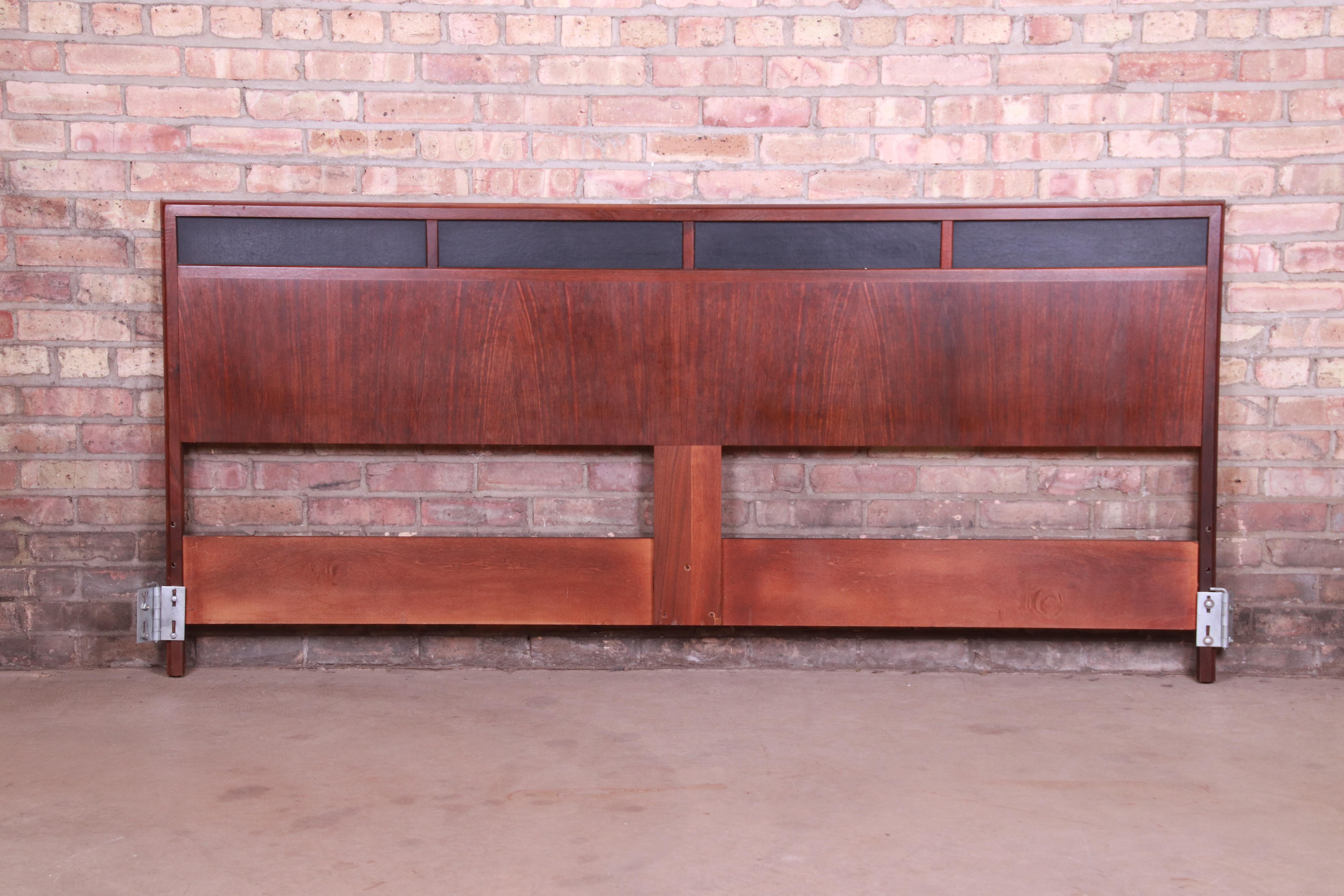 A gorgeous Mid-Century Modern king size headboard

By Merton Gershun for Dillingham

USA, 1960s

Book-matched walnut, with inset black vinyl panels.

Measures: 77.25