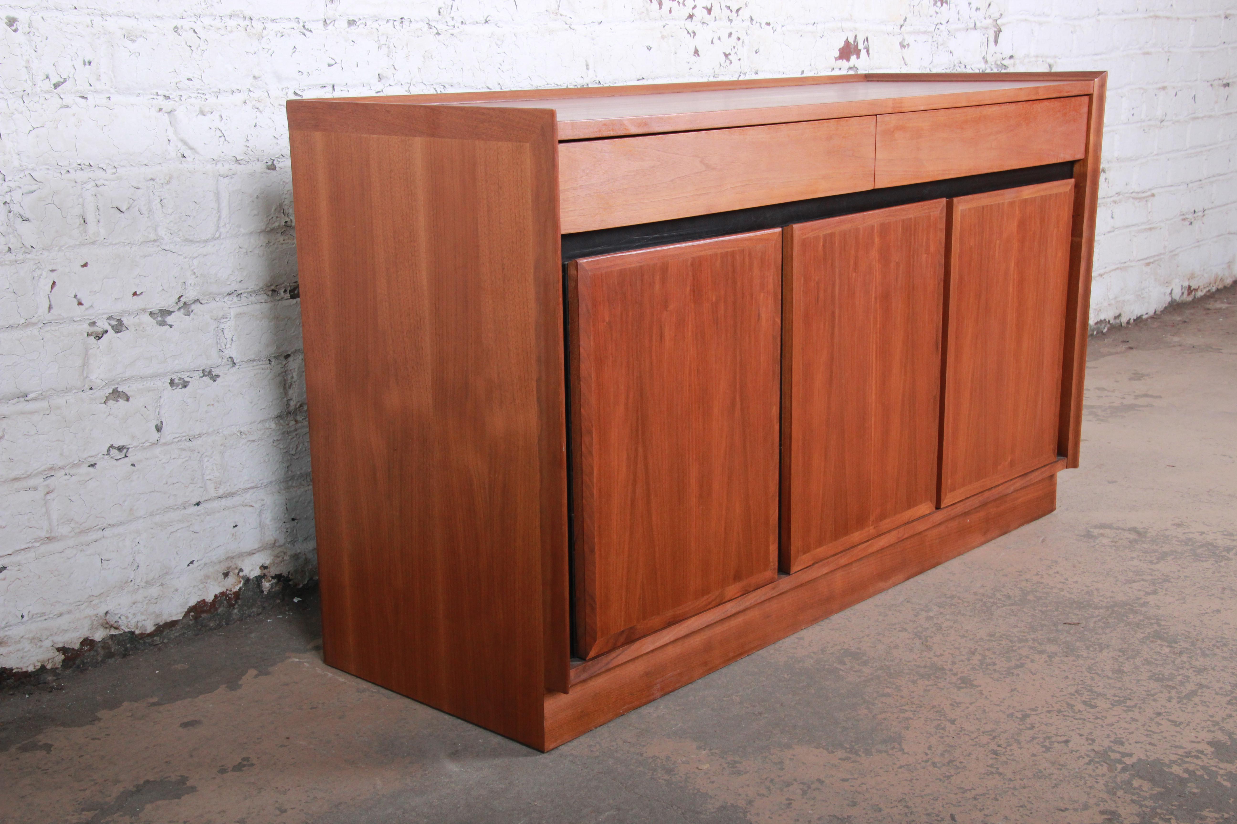 American Merton Gershun for Dillingham Mid-Century Modern Walnut Sideboard Credenza