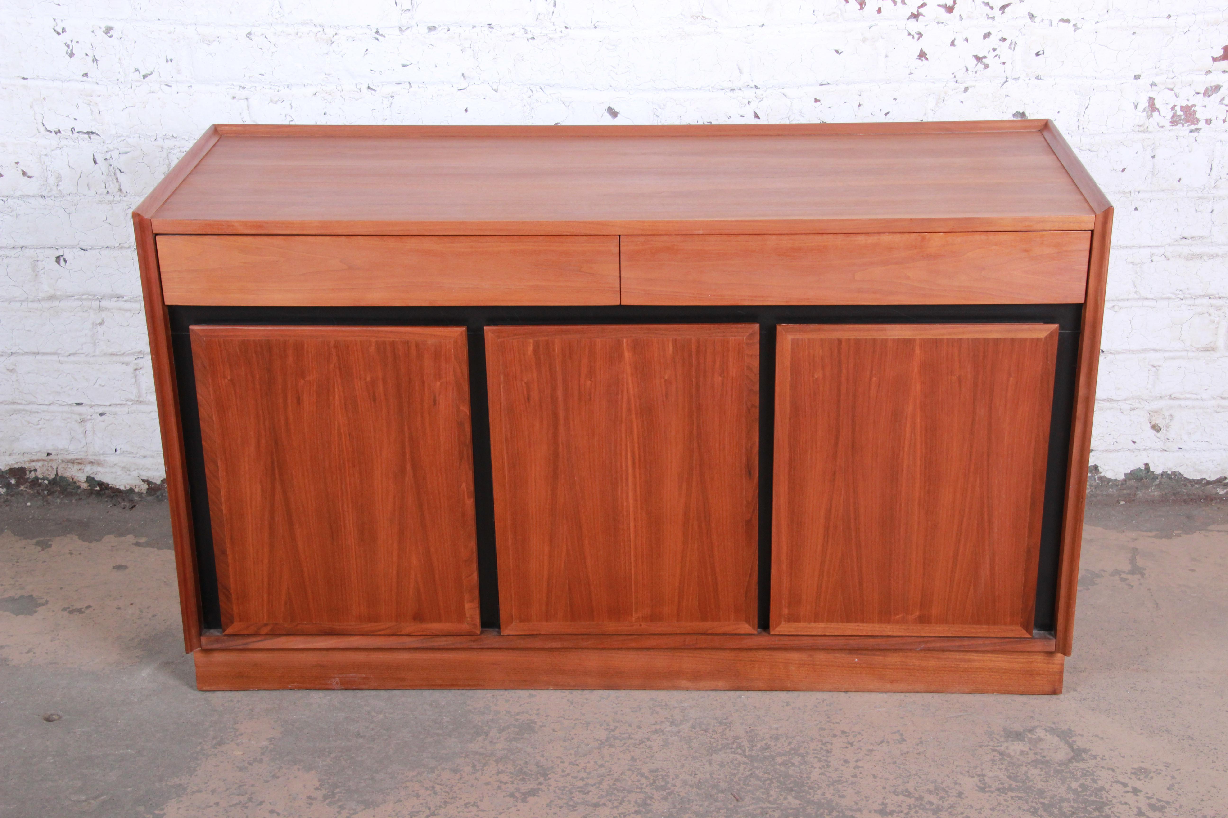 Merton Gershun for Dillingham Mid-Century Modern Walnut Sideboard Credenza In Good Condition In South Bend, IN