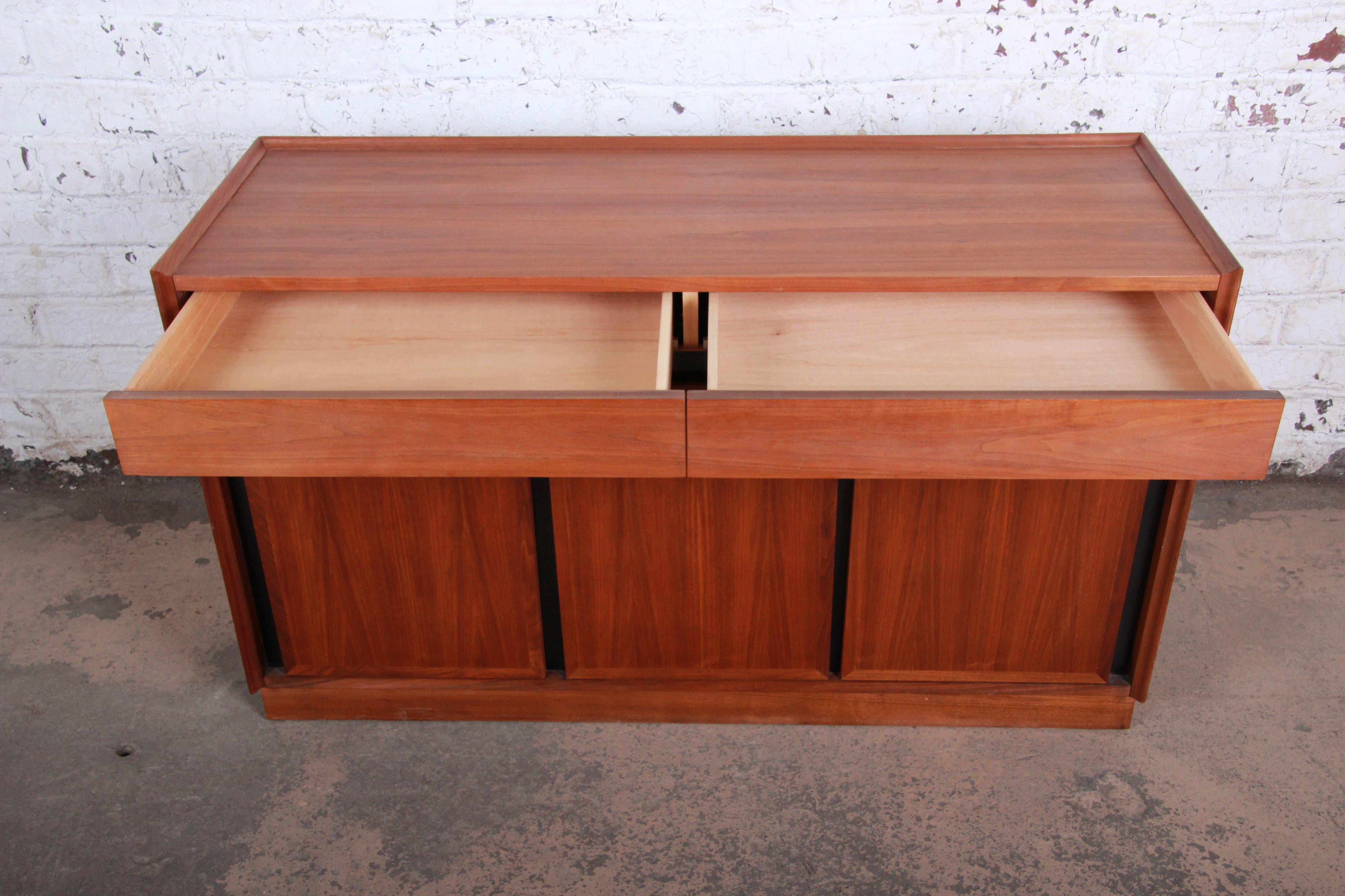 Merton Gershun for Dillingham Mid-Century Modern Walnut Sideboard Credenza 1