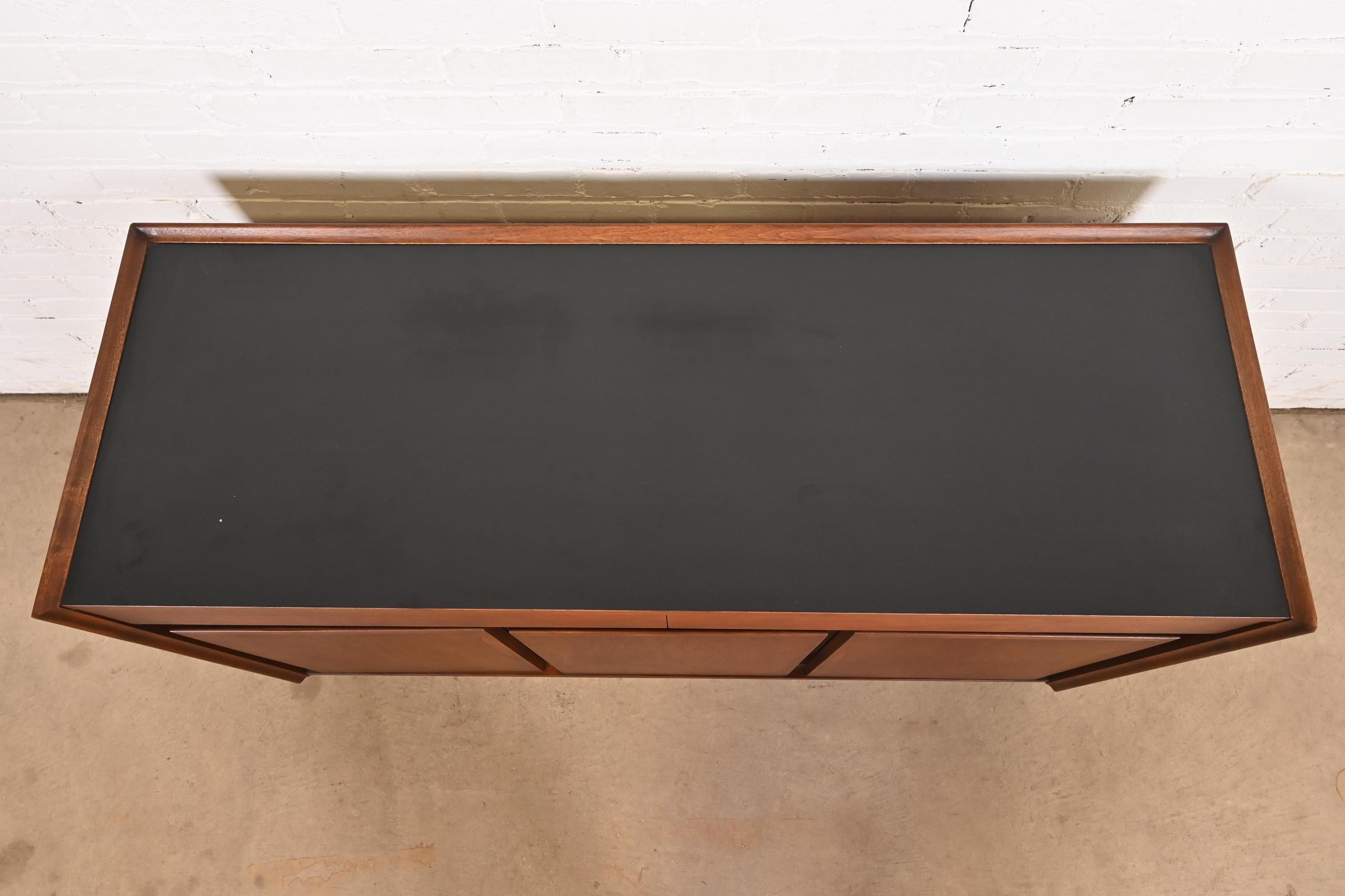 Merton Gershun for Dillingham Mid-Century Modern Walnut Sideboard or Bar Cabinet For Sale 4