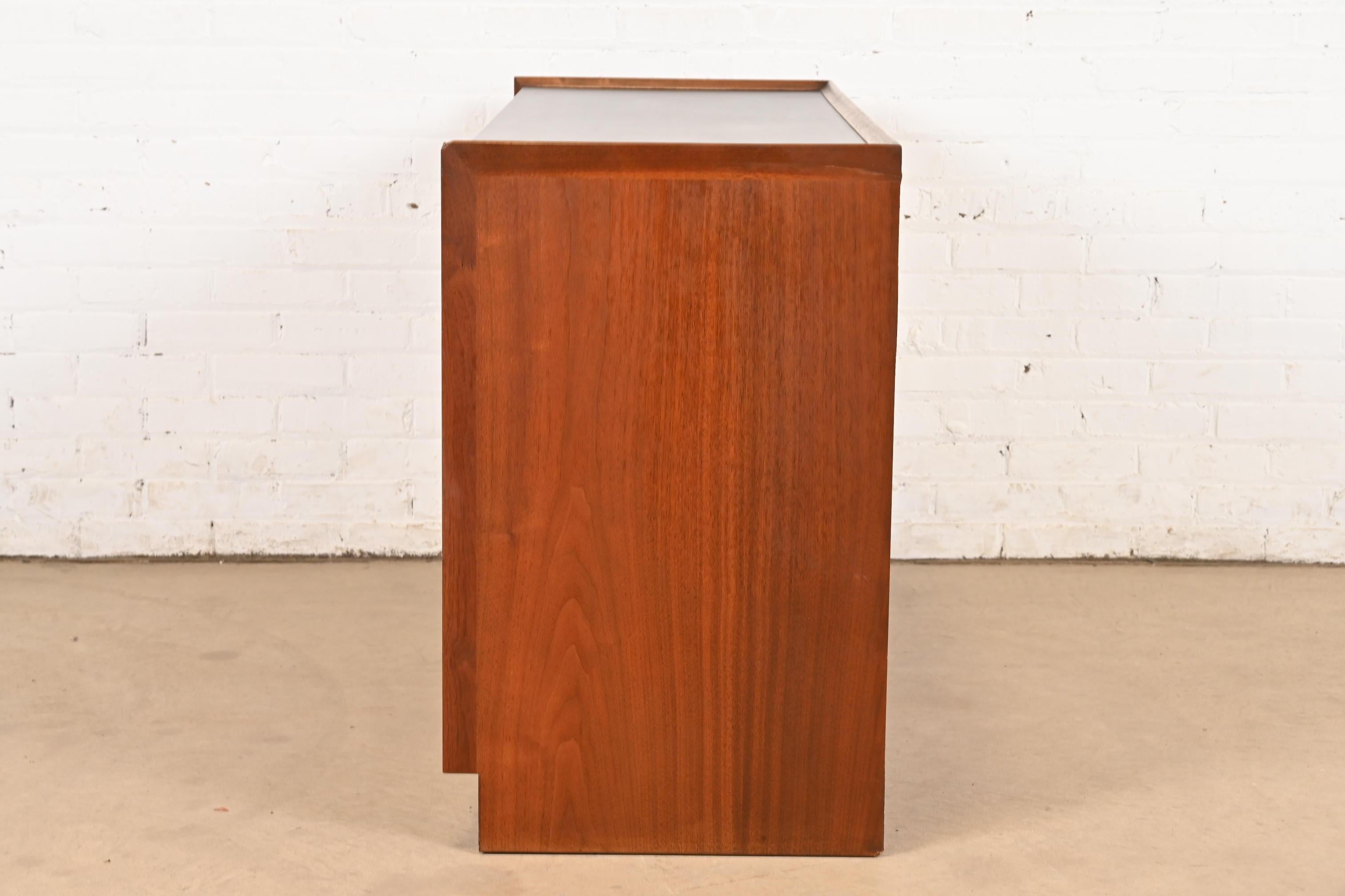 Merton Gershun for Dillingham Mid-Century Modern Walnut Sideboard or Bar Cabinet For Sale 5