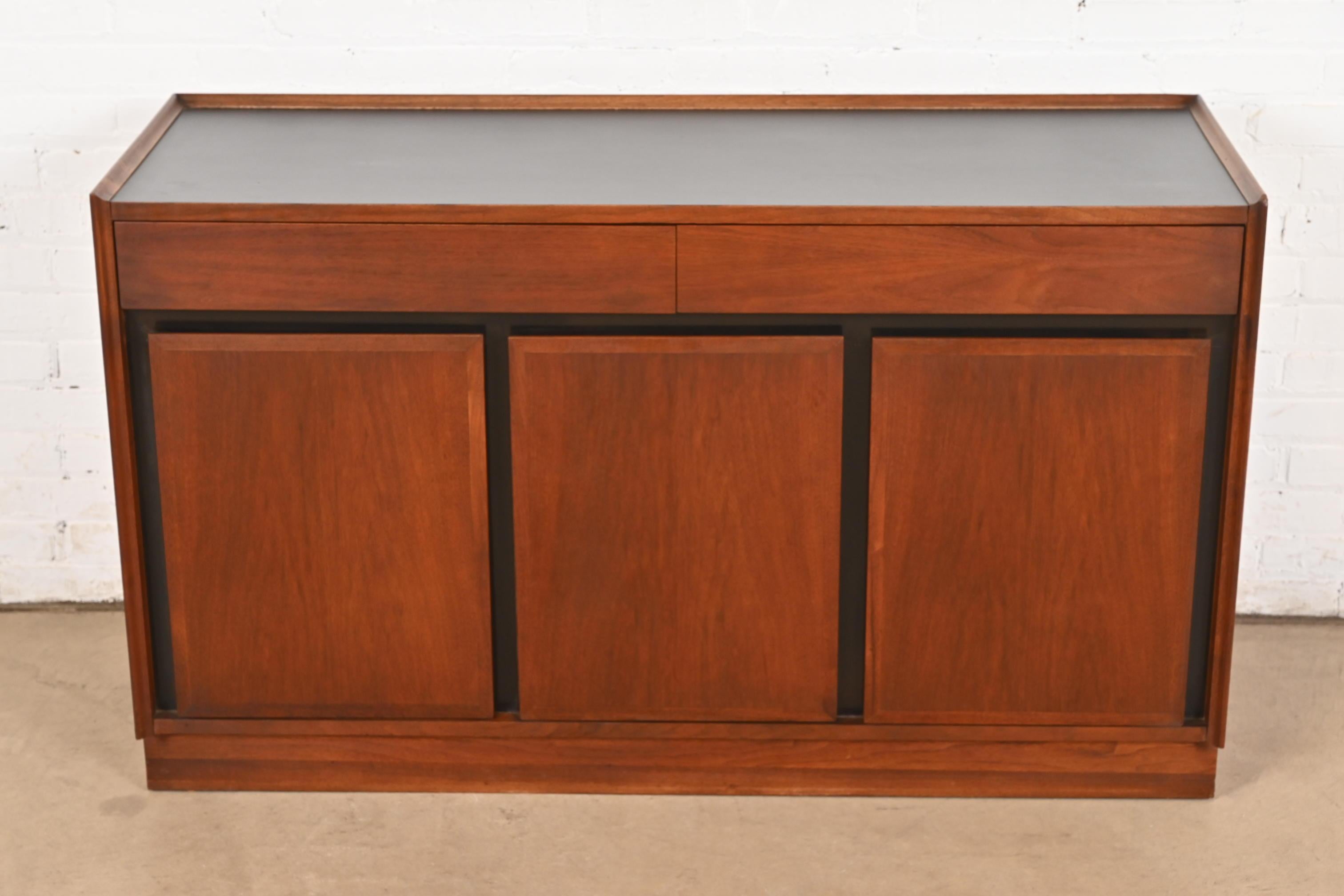 Merton Gershun for Dillingham Mid-Century Modern Walnut Sideboard or Bar Cabinet In Good Condition For Sale In South Bend, IN