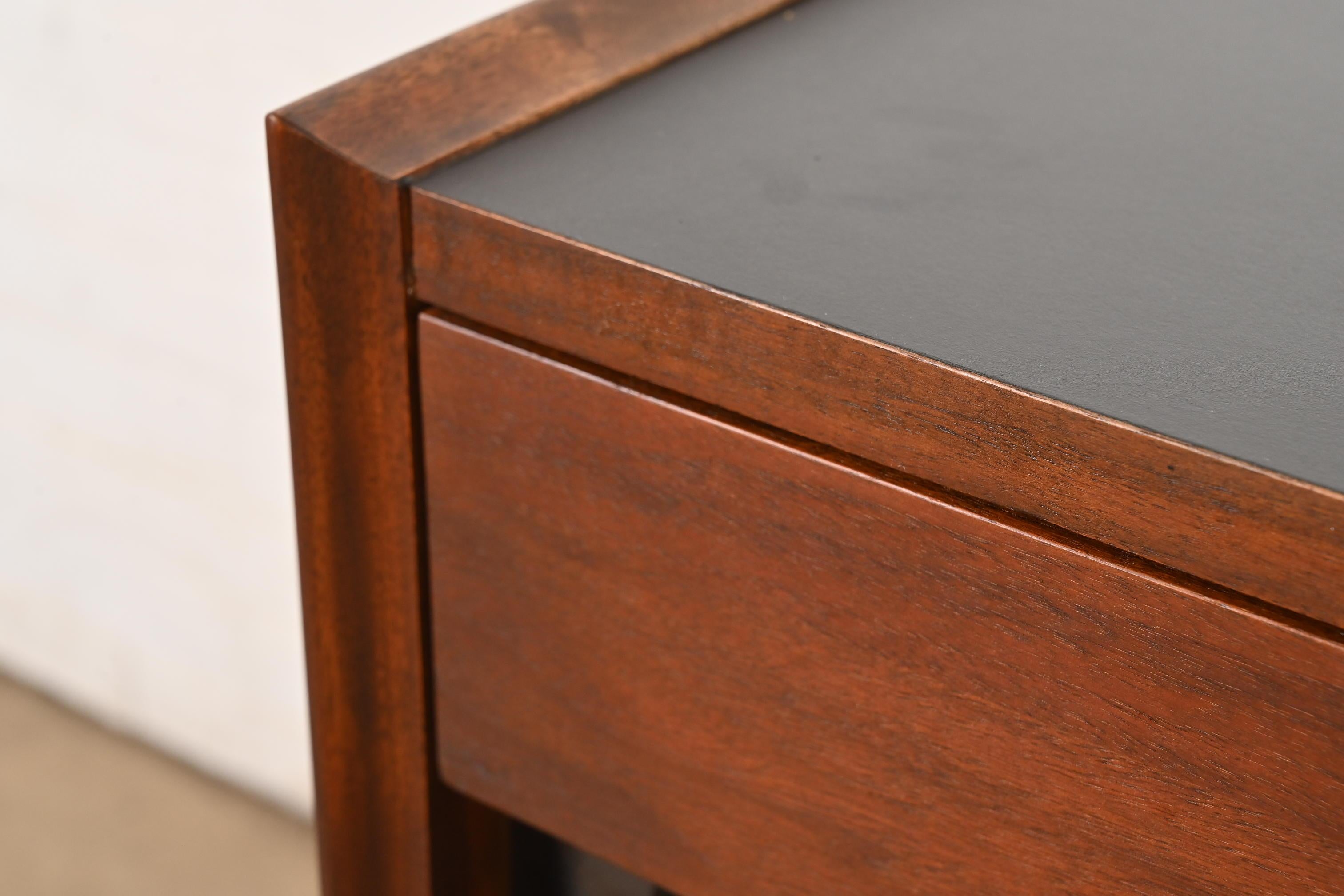 Merton Gershun for Dillingham Mid-Century Modern Walnut Sideboard or Bar Cabinet For Sale 3