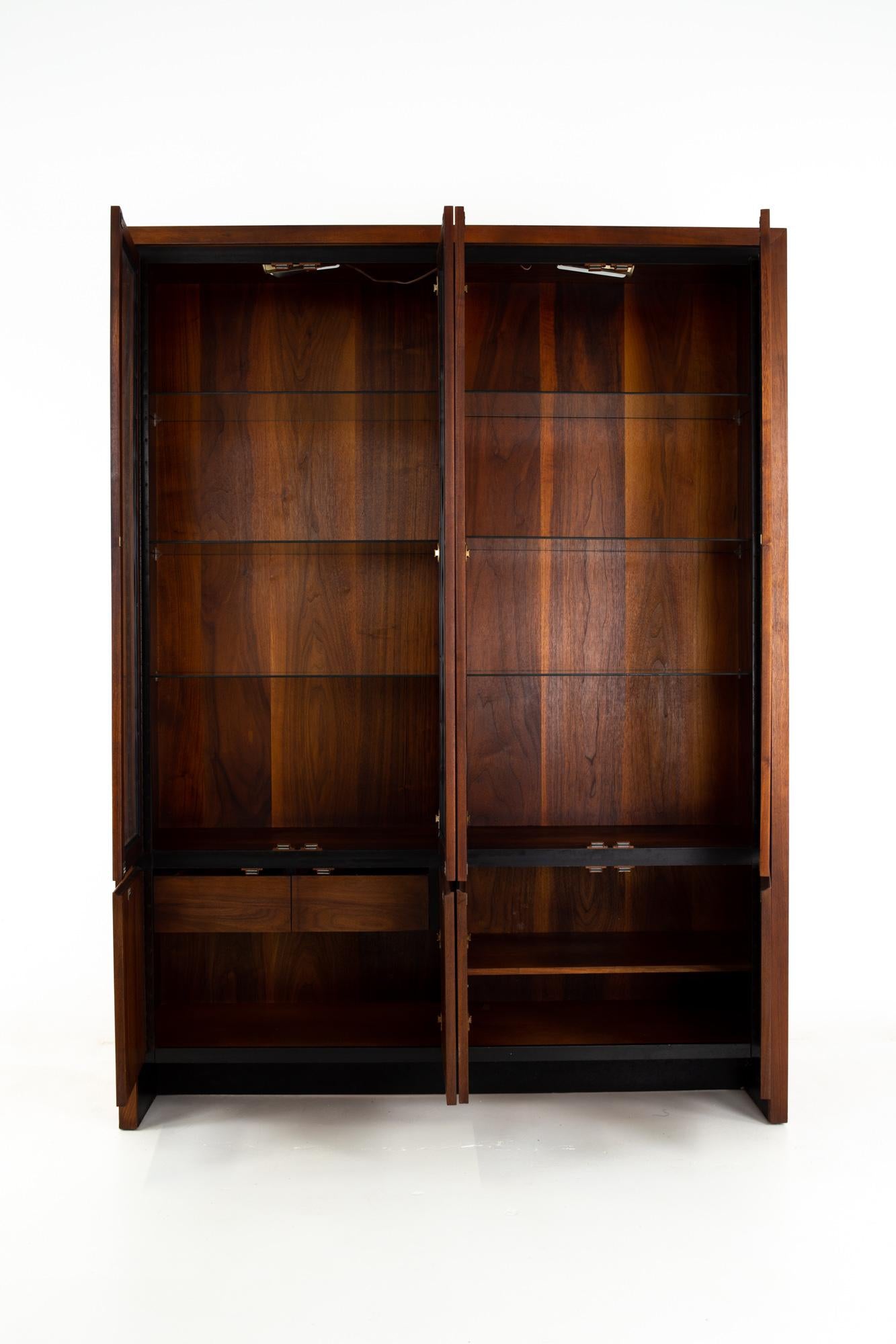 Merton Gershun for Dillingham Mid Century Walnut Buffet China Cabinet In Good Condition In Countryside, IL