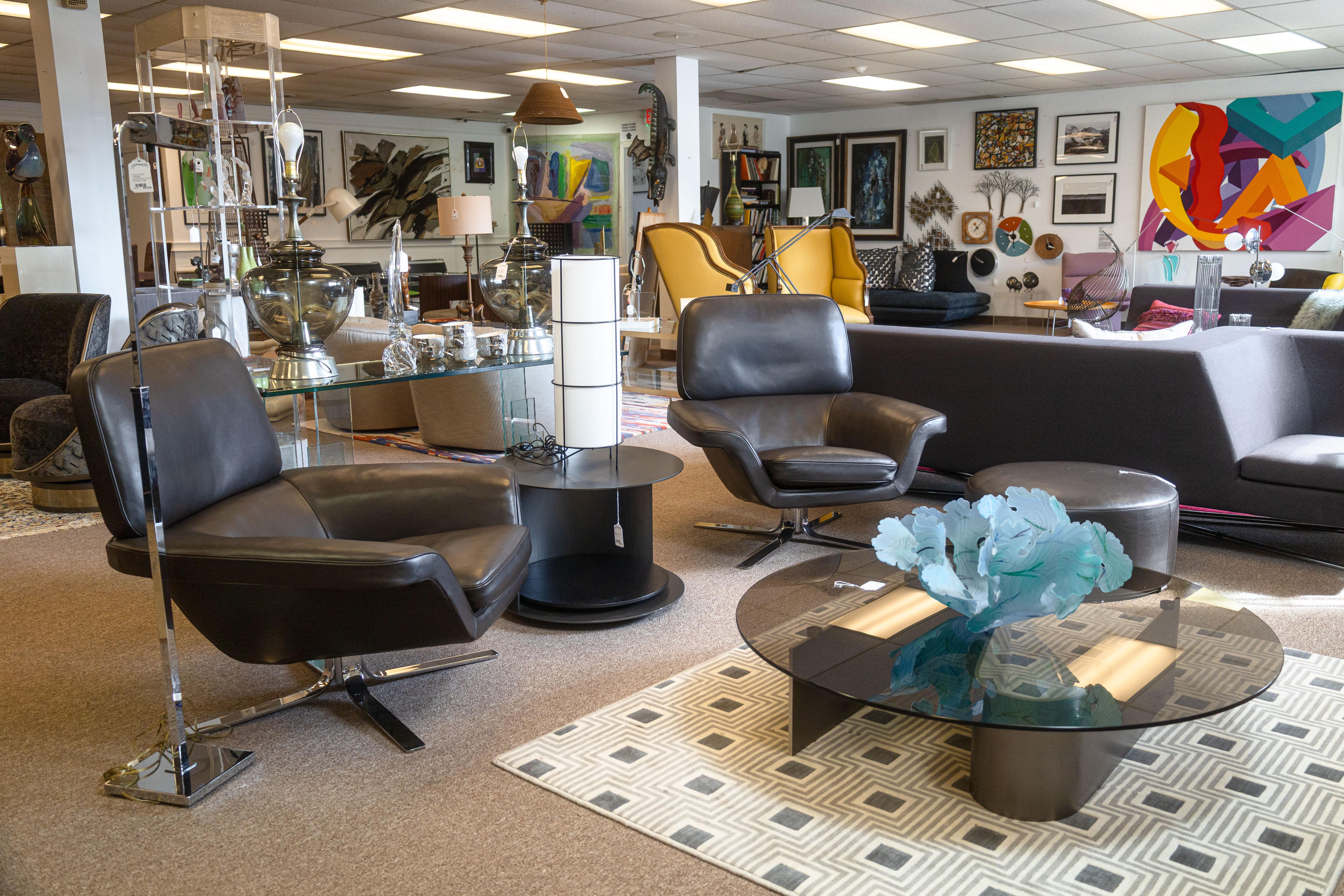 Un set di poltrone Blake Soft Minotti x Rodolfo Dordoni e un pouf Davis. Questo bellissimo set di poltrone italiane è caratterizzato da uno splendido design contemporaneo. Ogni sedia ha una forma morbida e sagomata, con schienali e braccioli curvi.