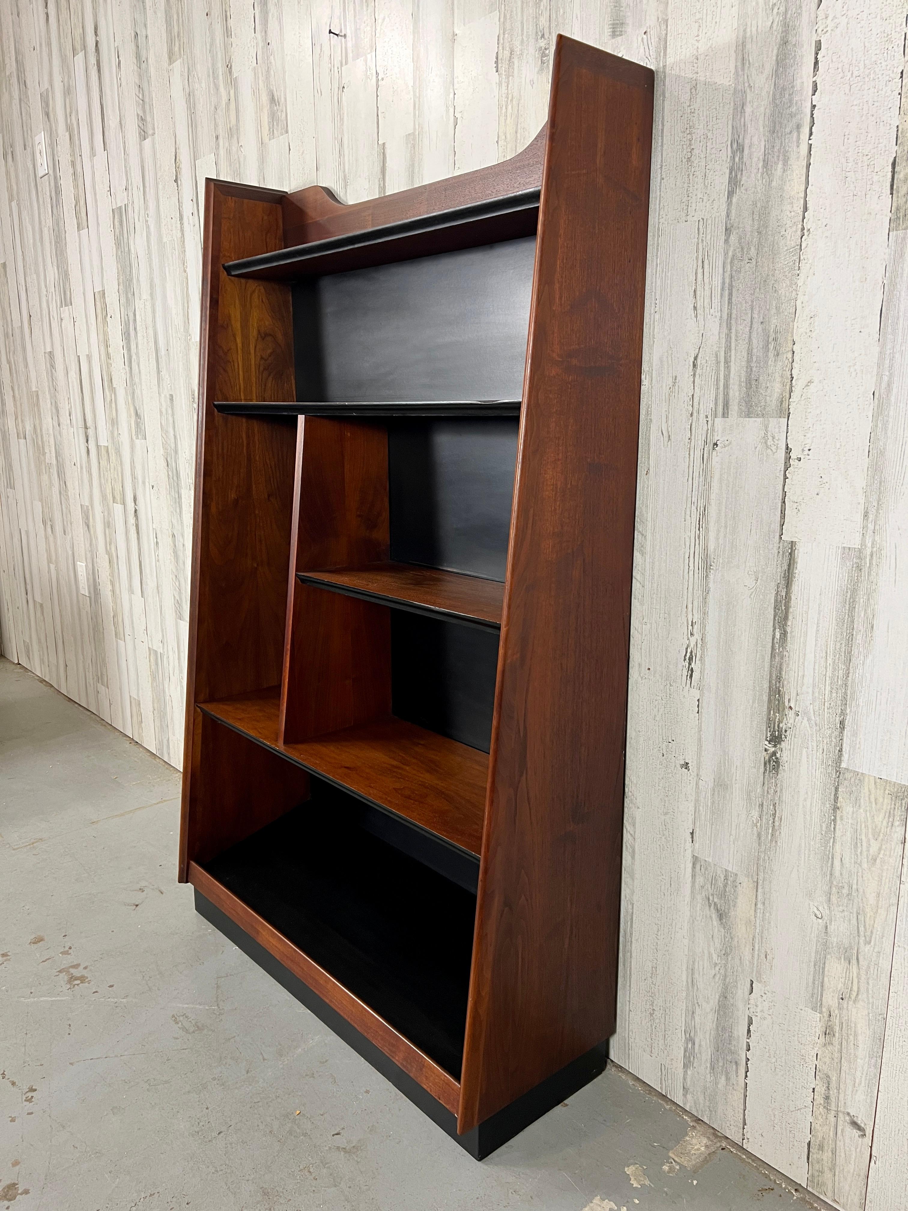  Merton Gershun for Dillingham Wedge Shaped Bookcase In Good Condition For Sale In Denton, TX
