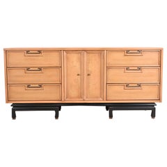 Cassettone triplo in noce Merton Gershun Hollywood Regency Chinoiserie, anni '60