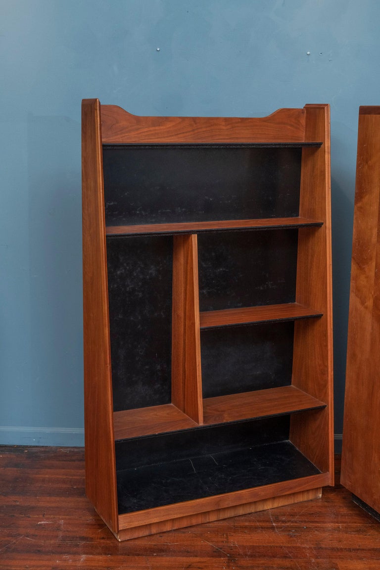 Merton Gershun design bookcase for Dillingham, U.S.A. Interesting design bookcase or display shelf with a tapering profile which ditactes smaller items down to deeper storage at the bottom. Made from figural walnut veneer and a black laminate