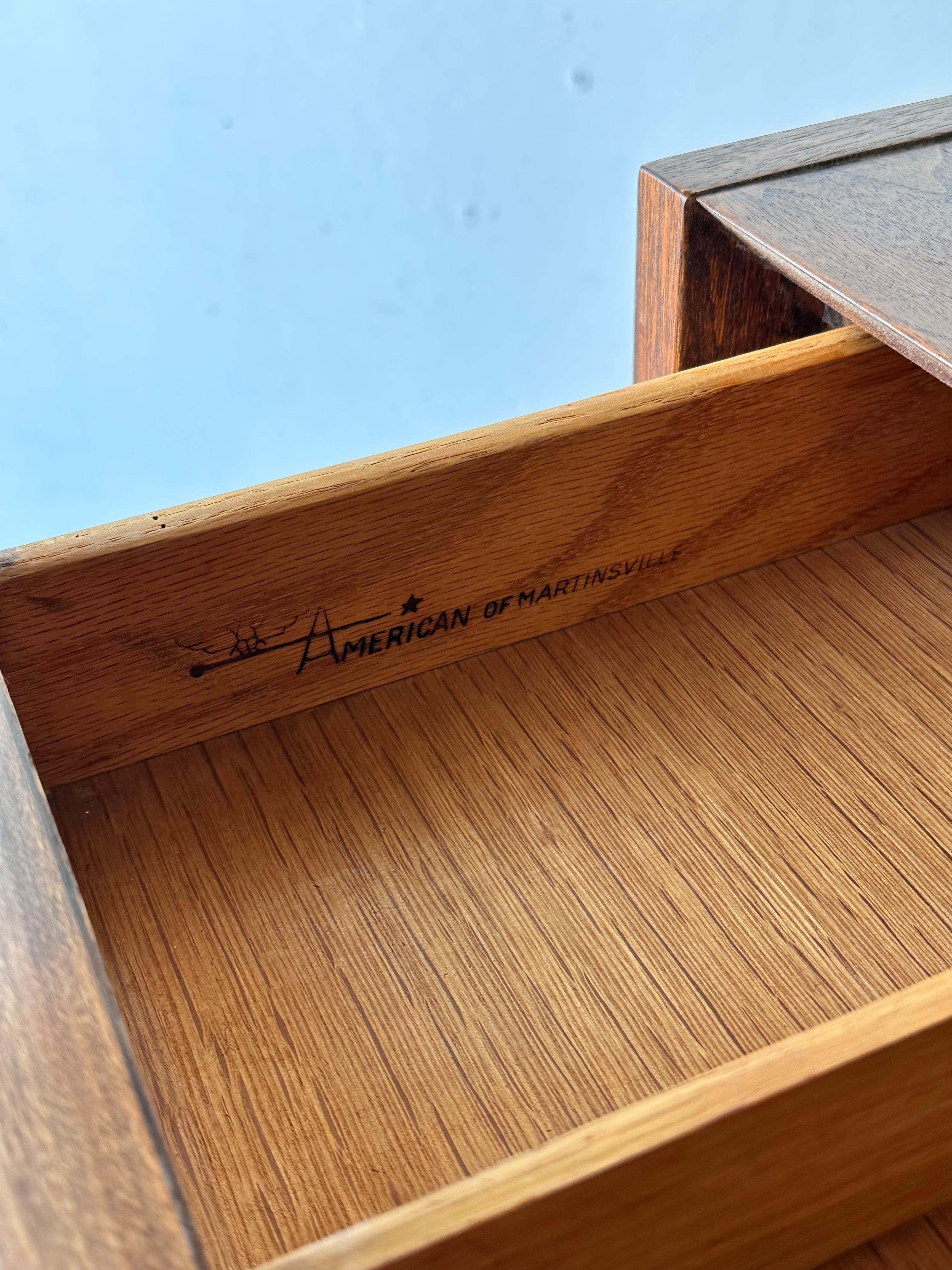 Mesa alta Merton Gershun Mid Century Modern American of Martinsville Dainia Nogal mediados del siglo XX en venta