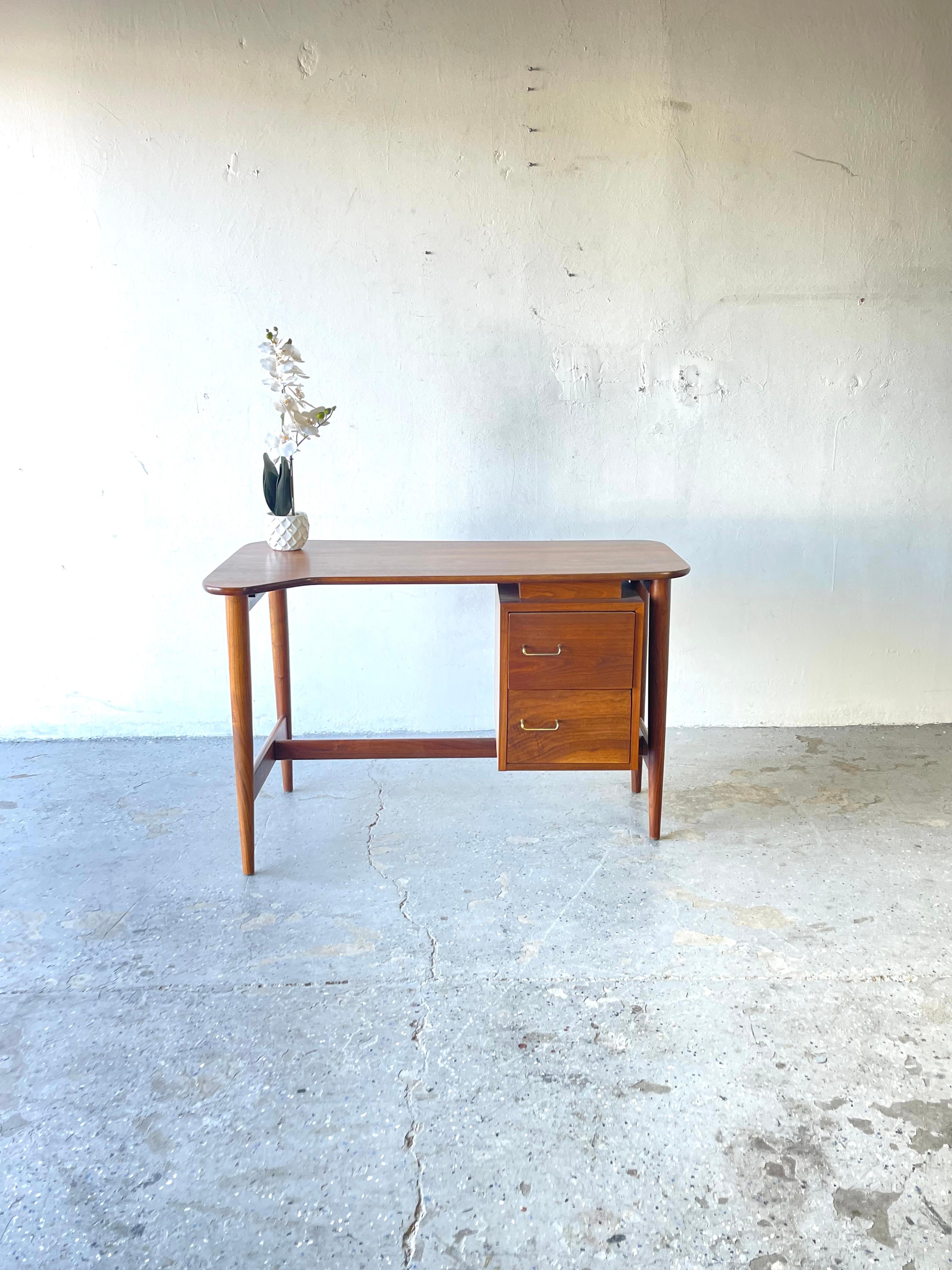 Mid-Century Modern American of Martinsville Dania Desk by Merton Gershun

A Sculpted Walnut Desk by American of Martinsville designed by Merton Gershun, United States, c.1950’s . This desk is apart of American of Martinsville's 