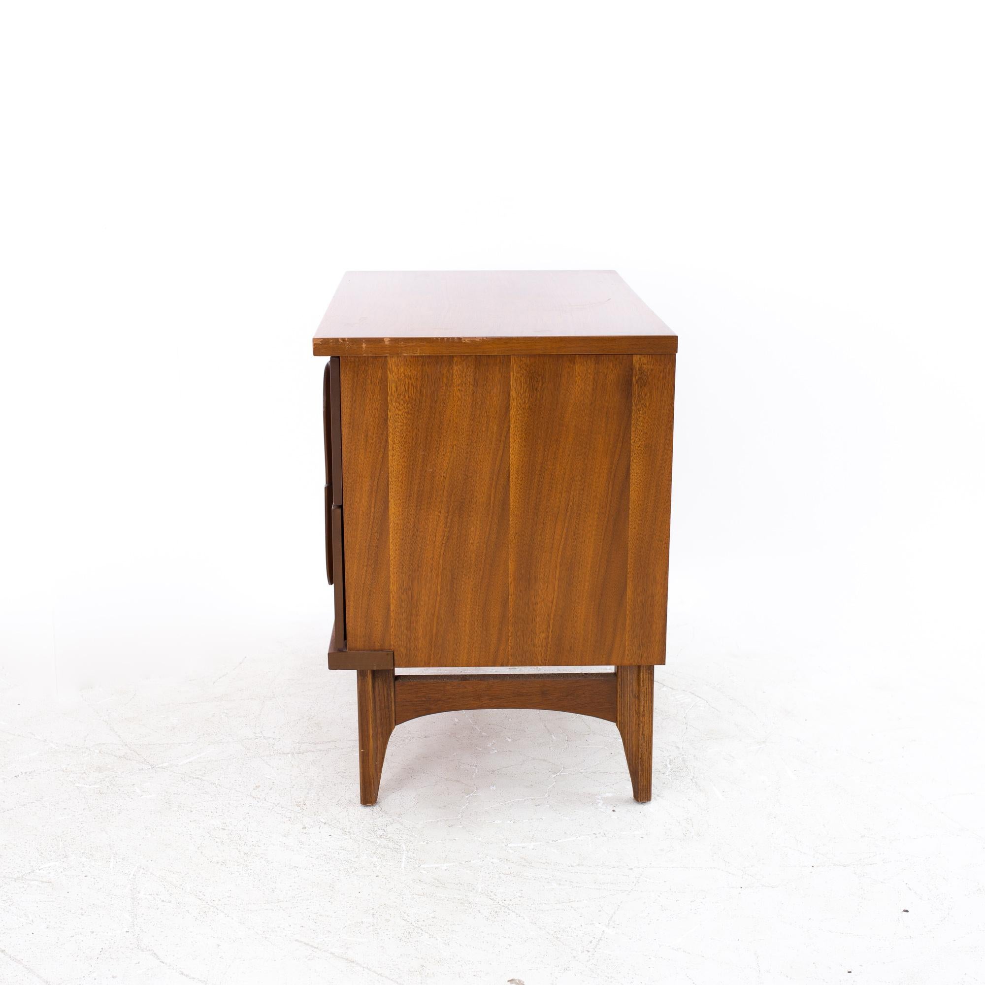 Merton Gershun Style Bassett Furniture Mid Century Walnut Nightstand In Good Condition In Countryside, IL