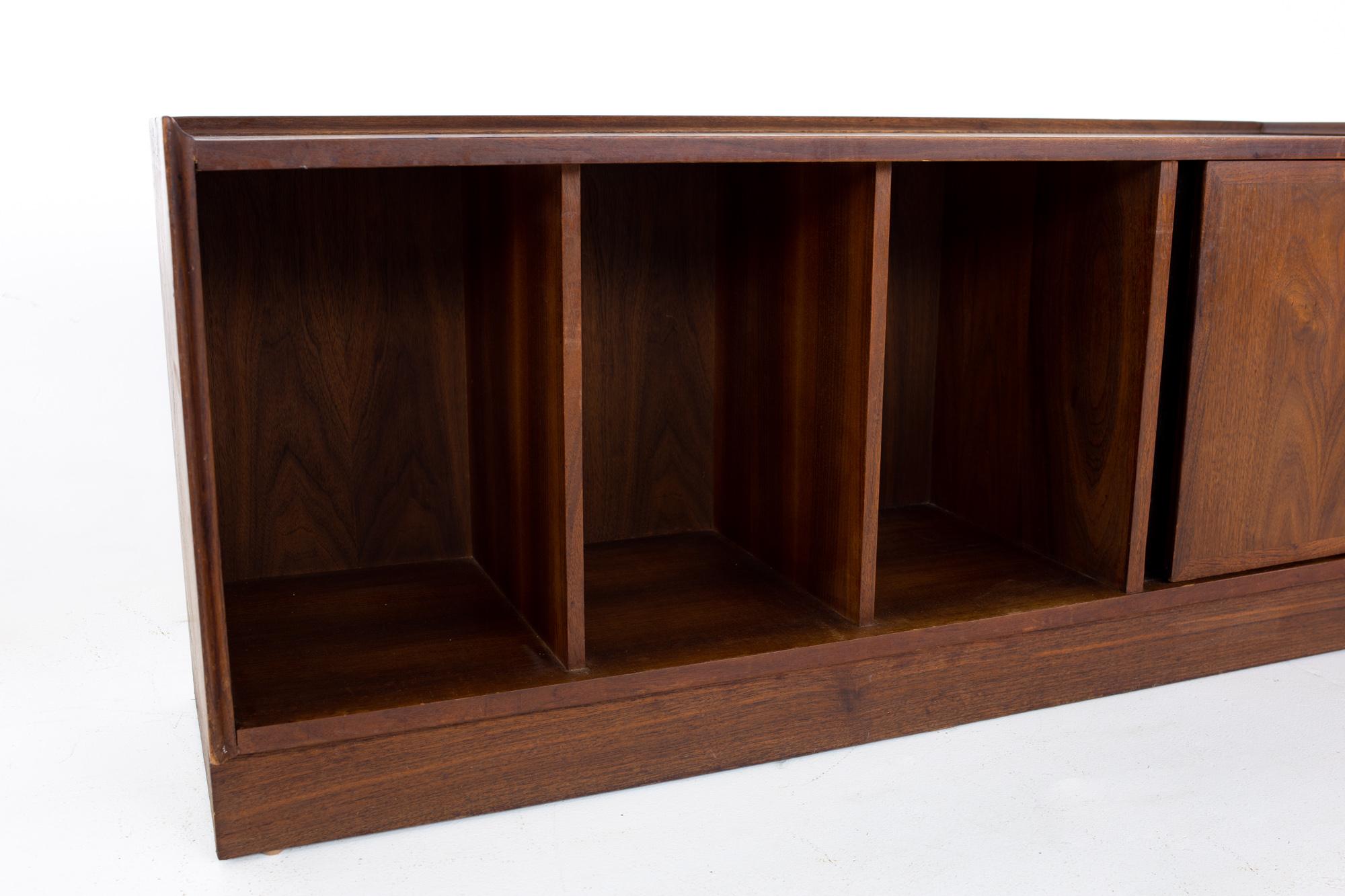 Merton Gurshun Dillingham Esprit Mid Century Record Cabinet Bench In Good Condition In Countryside, IL