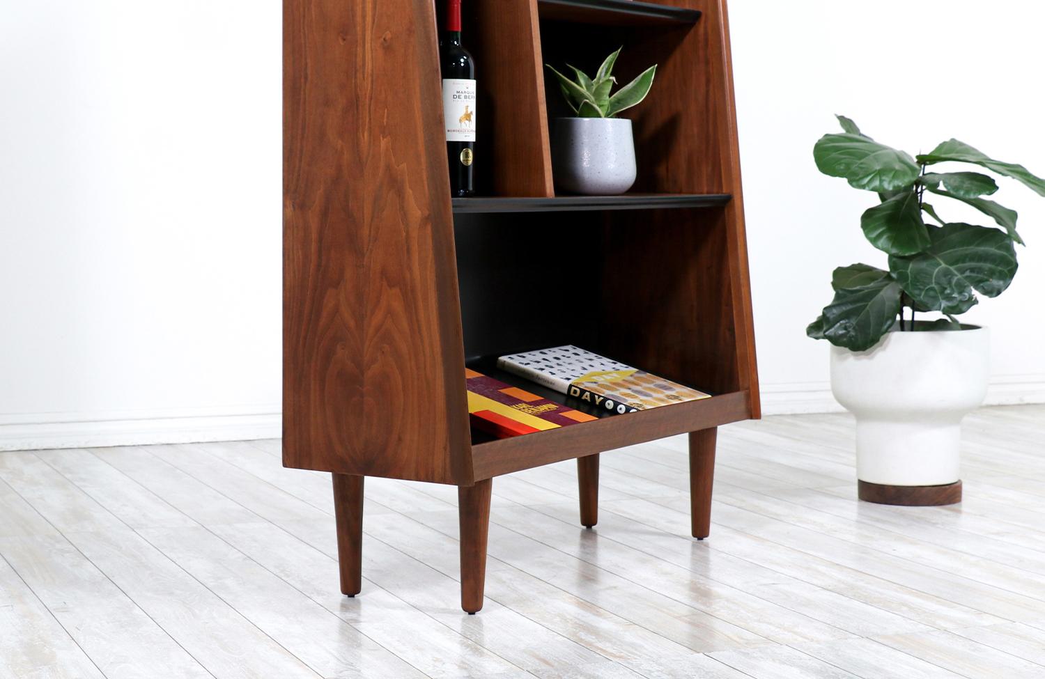 Merton L. Gershun Free-Standing Taper Bookshelf for Dillingham In Excellent Condition In Los Angeles, CA