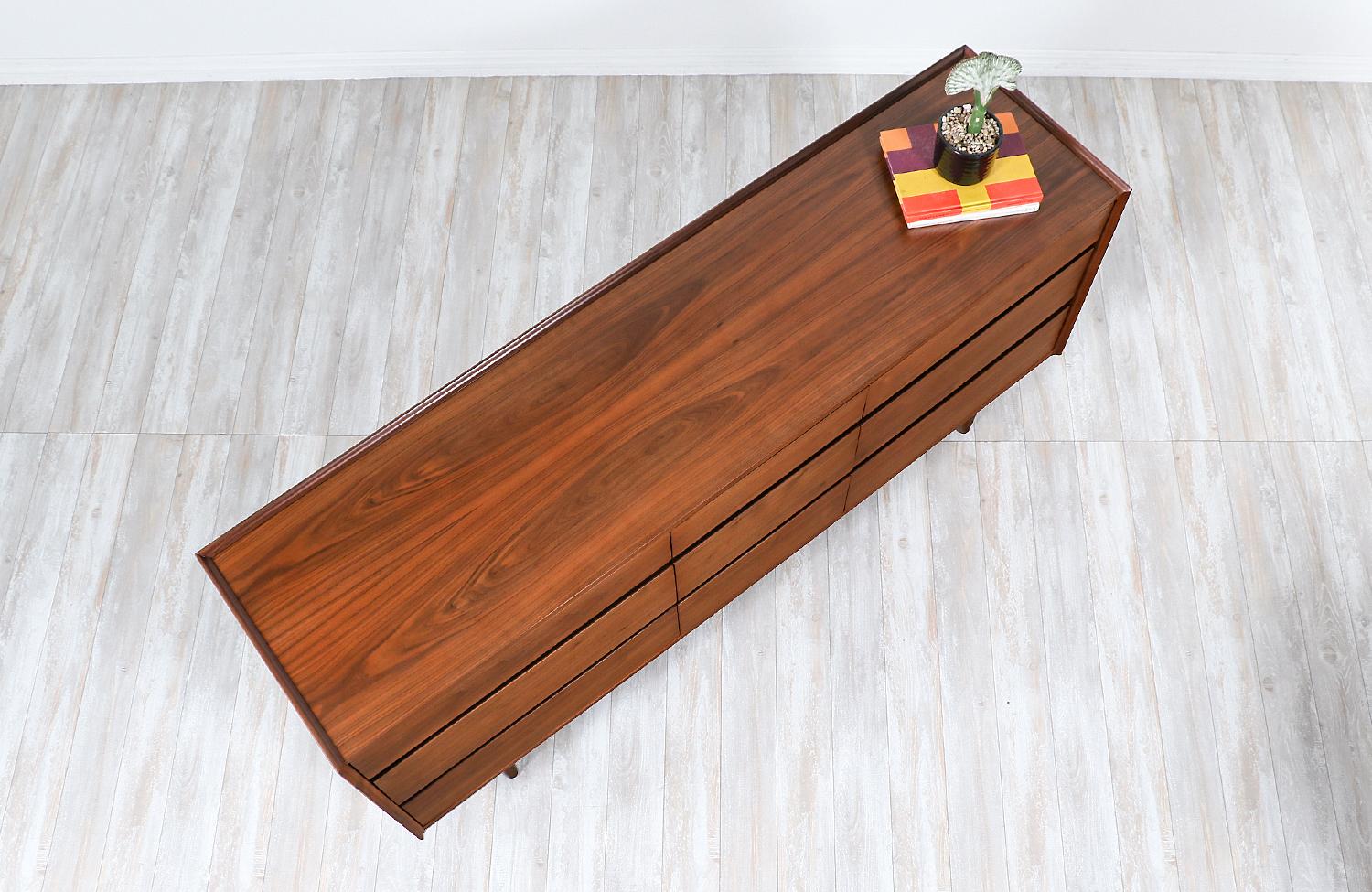 Merton L. Gershun Walnut Dresser for Dillingham In Excellent Condition In Los Angeles, CA