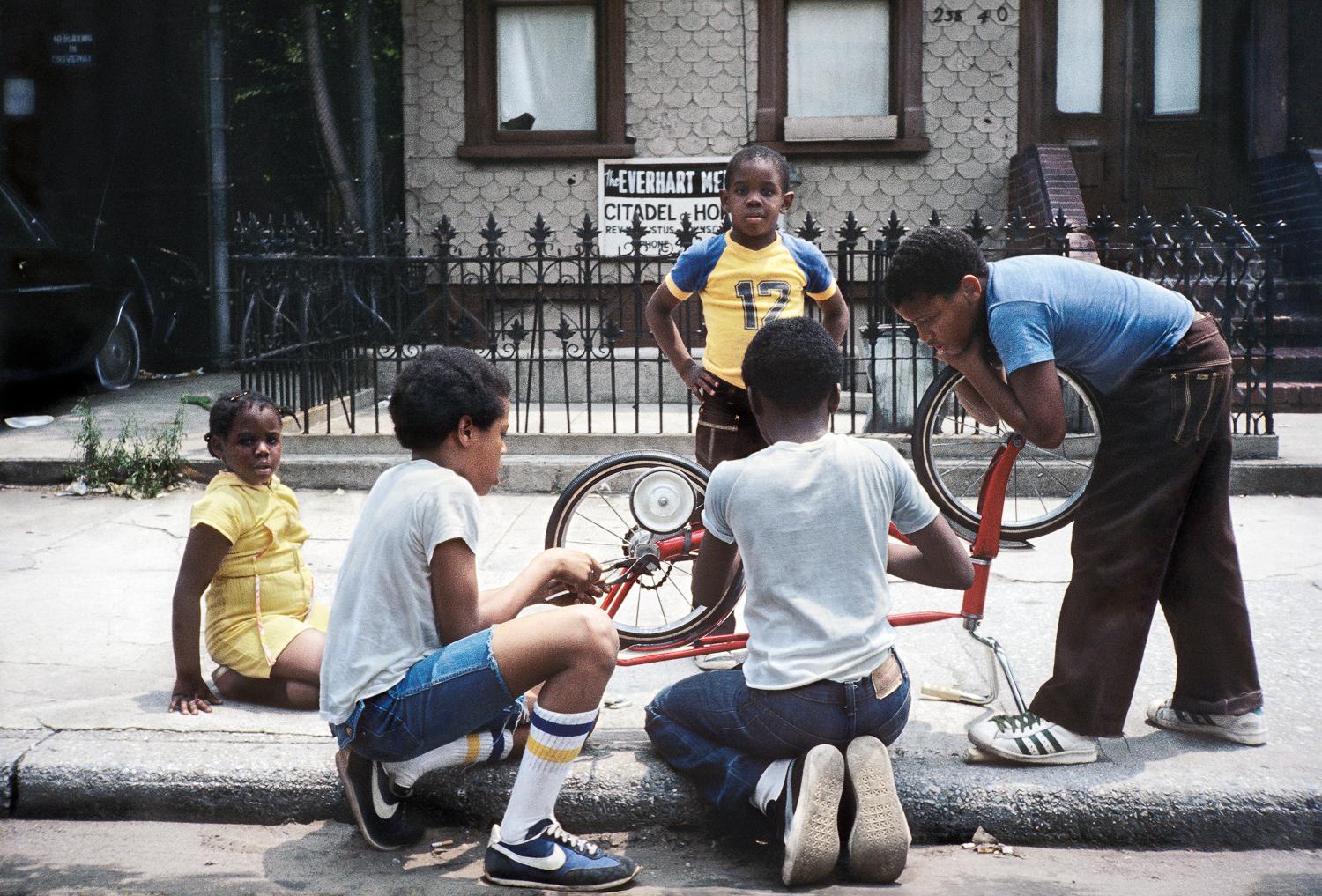 Bicyclette Fix, Citadel of Hope Palmetto Street, Bushwick, Brooklyn, NY 1982 - Photograph de Meryl Meisler