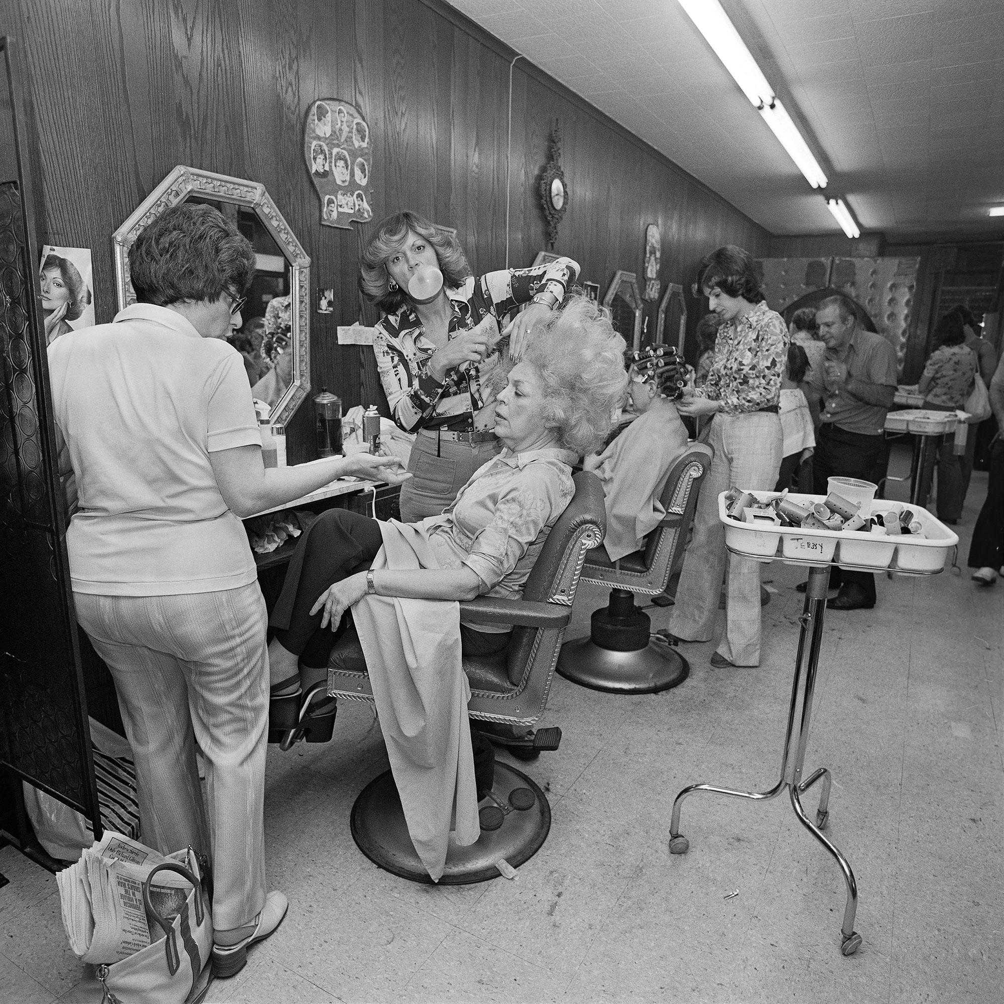 Black and White Photograph de Meryl Meisler - Mamá con el pelo cardado en el Salón de Belleza Besame