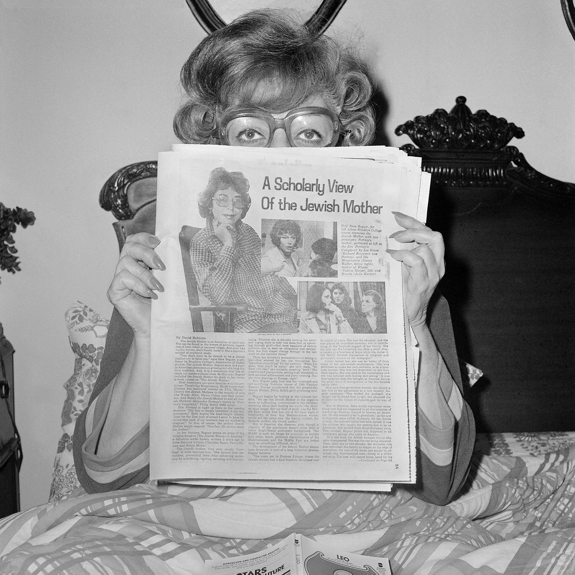 Mamá Leyendo "Una visión erudita de la madre judía" North Massapequa, NY - Photograph de Meryl Meisler