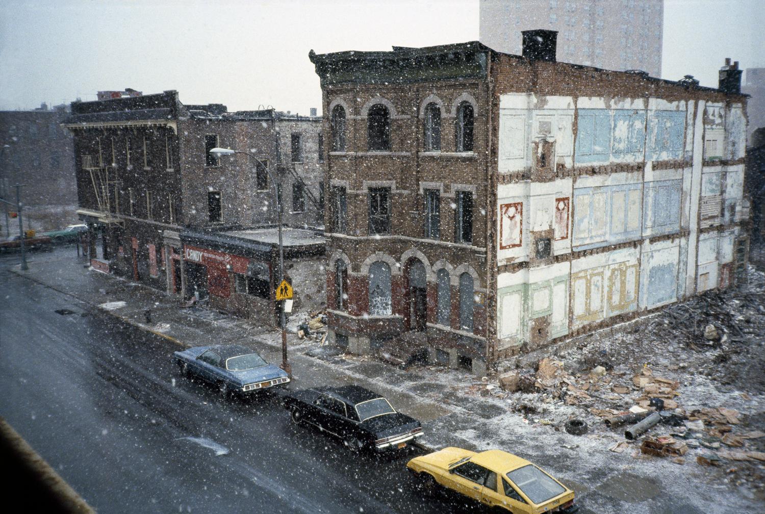 Storm de neige de printemps à travers les fenêtres de la salle de classe, Bushwick Avenue, Brooklyn, NY - Photograph de Meryl Meisler