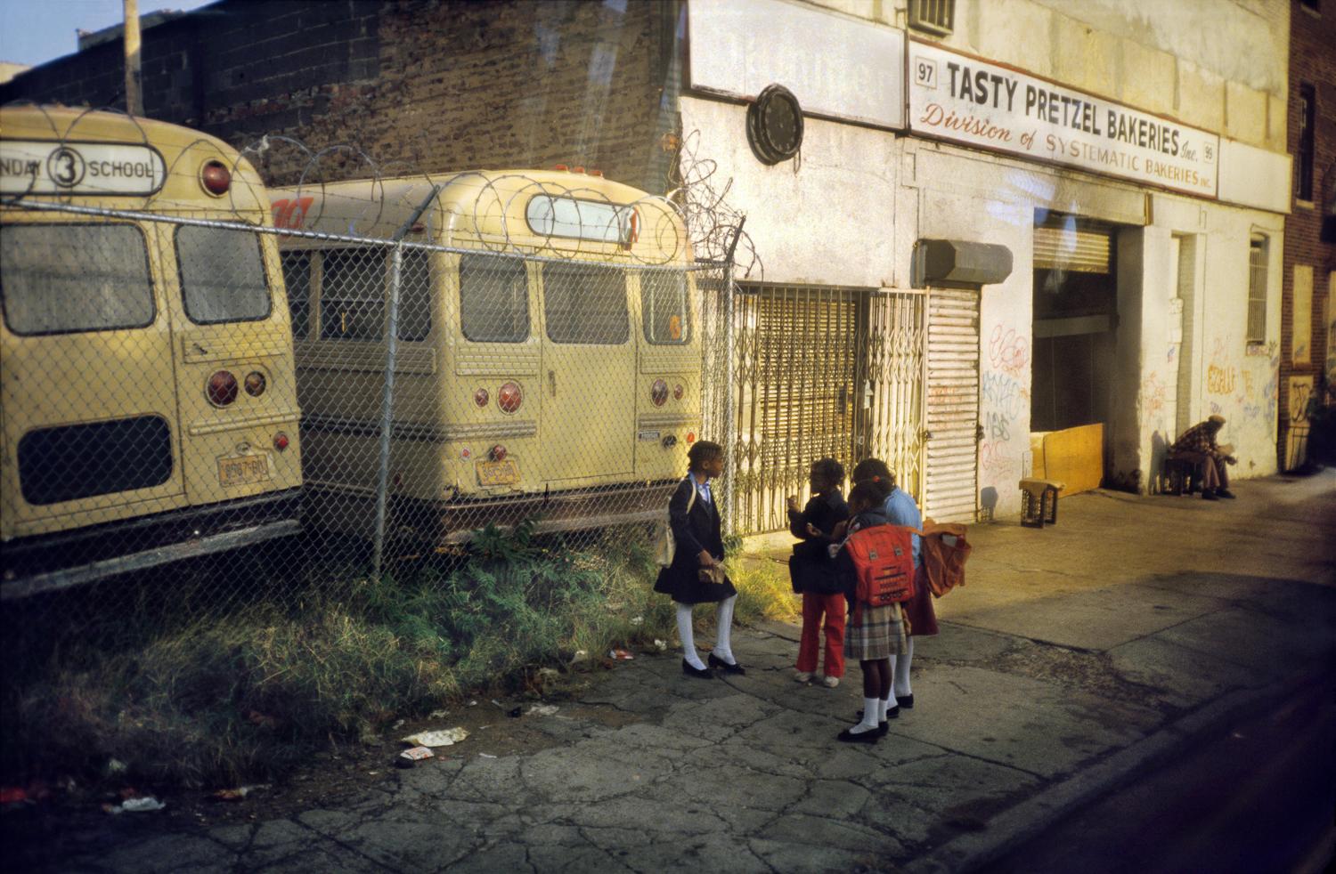 Tasty Pretzel Bakeries Starr Street, Bushwick, Brooklyn, NY, octobre 1983 - Photograph de Meryl Meisler