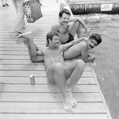 Trois personnes attendent sur le quai, Cherry Grove, Fire Island, NY