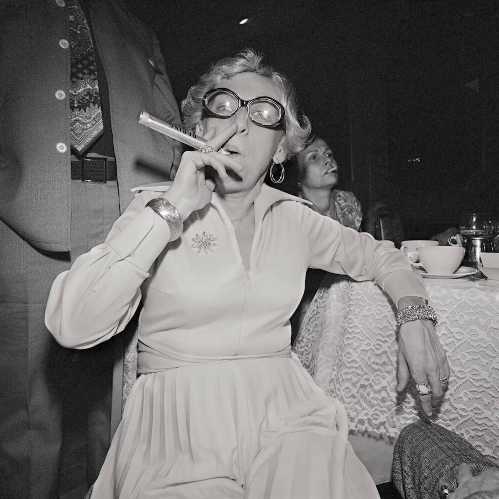 Femme avec cigare à  Mariage, The Huntington Townes House, Huntington, NY, 1997 - Photograph de Meryl Meisler