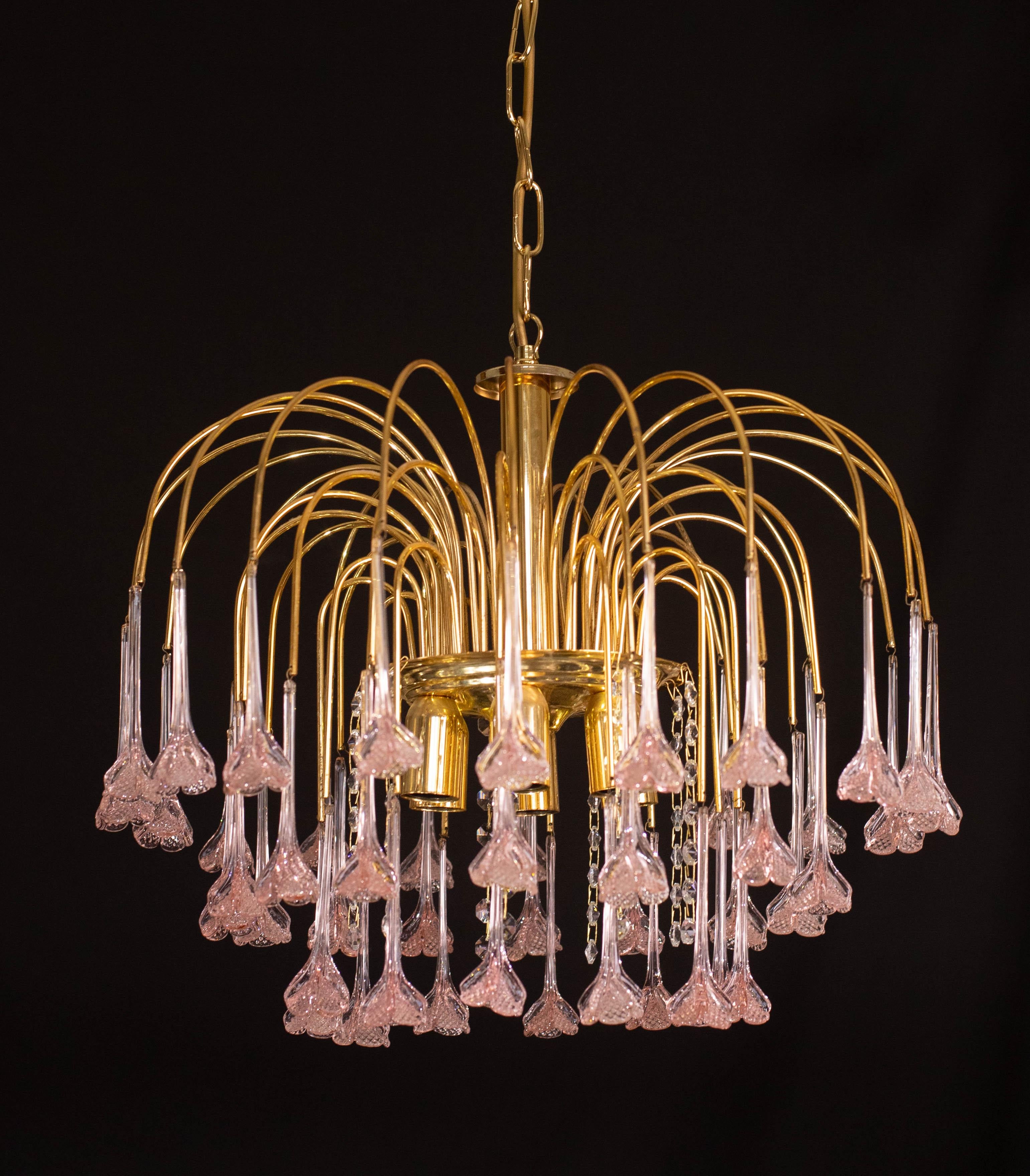 Grazioso lampadario di Murano con fiori rosa e trasparenti con cristalli altenati nello stile de La Cascata di Venini.

periodo degli anni '70 circa.

Il lampadario è composto da quattro giri di pendenti a cascata, il giro centrale copre le
