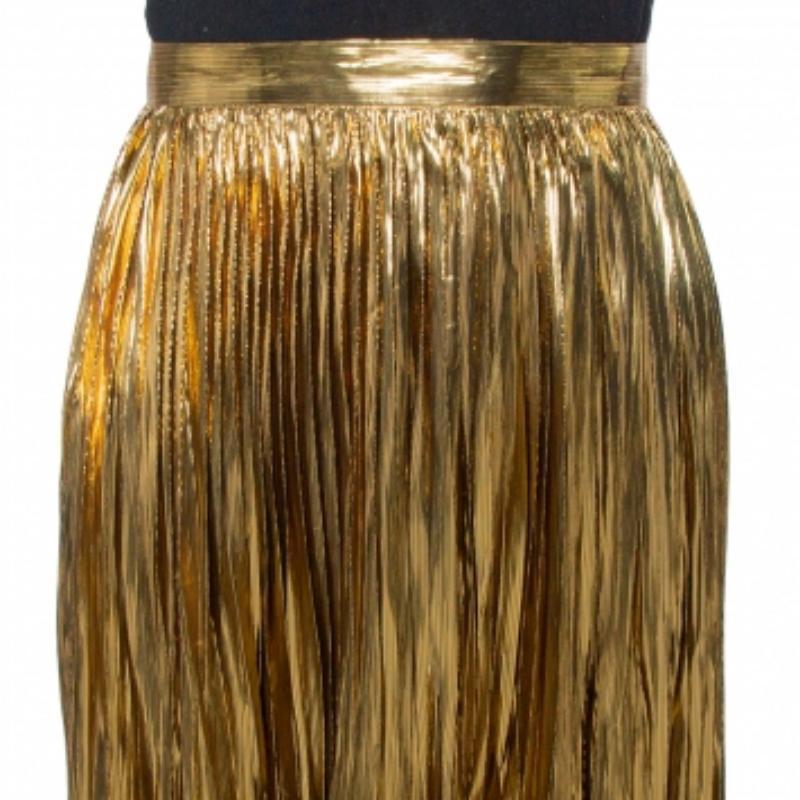 Show your love for contemporary fashion by donning this fabulous midi skirt from Mes Demoiselles. It comes designed in gold silk and lurex and features a pleated silhouette. It is equipped with a zip closure and will look amazing with off-shoulder