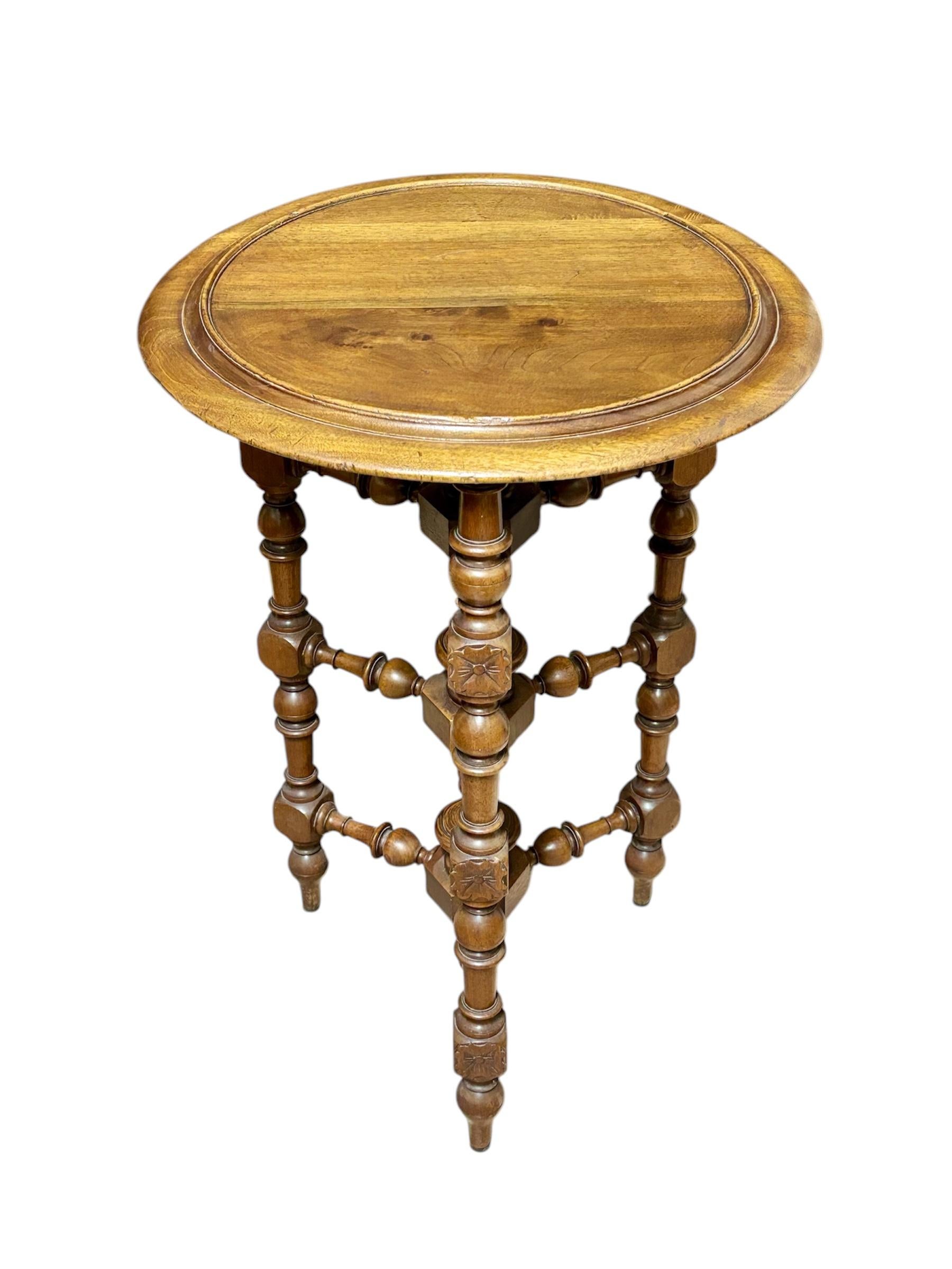 Mesa auxiliar alfonsina de origen francés y realizada en madera de nogal en vente 3