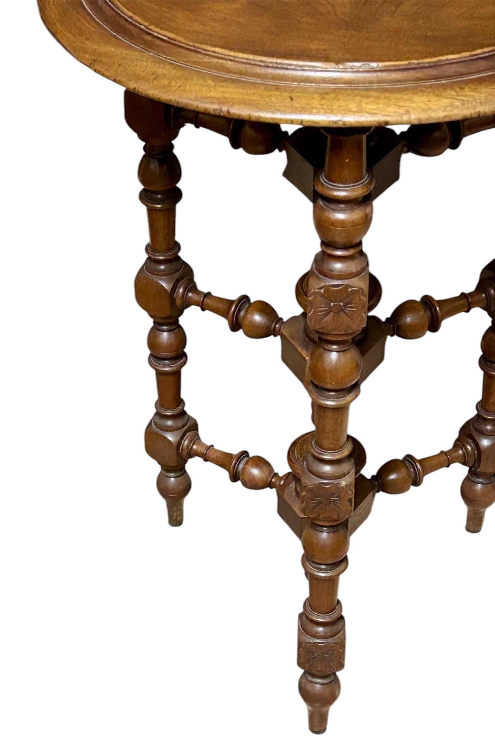 Mesa auxiliar alfonsina de origen francés y realizada en madera de nogal en vente 4
